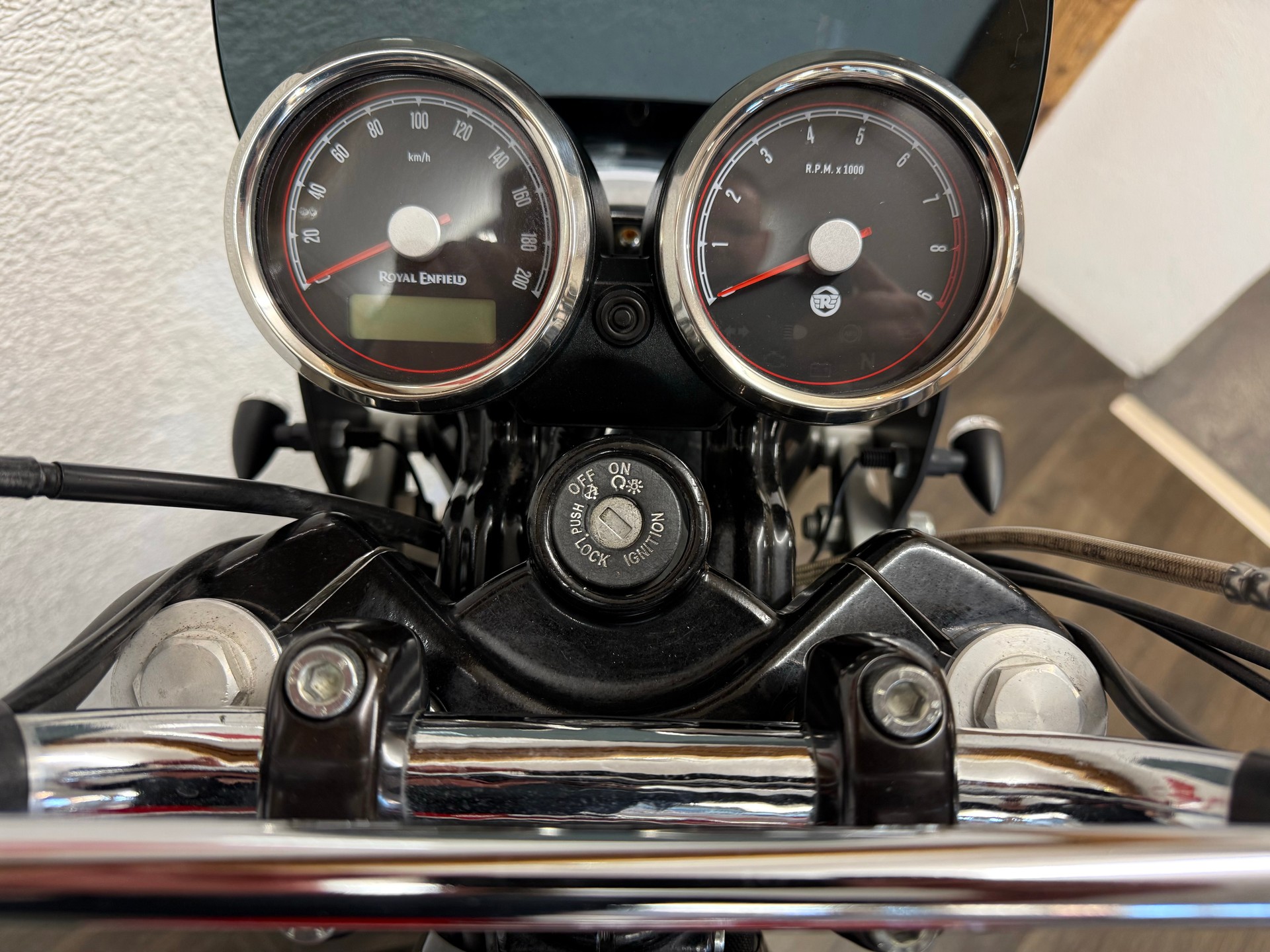 ROYAL ENFIELD Interceptor 650-showroom-element-2