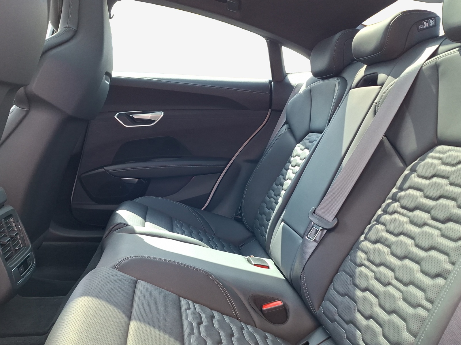 AUDI RS e-tron GT quattro-image-12