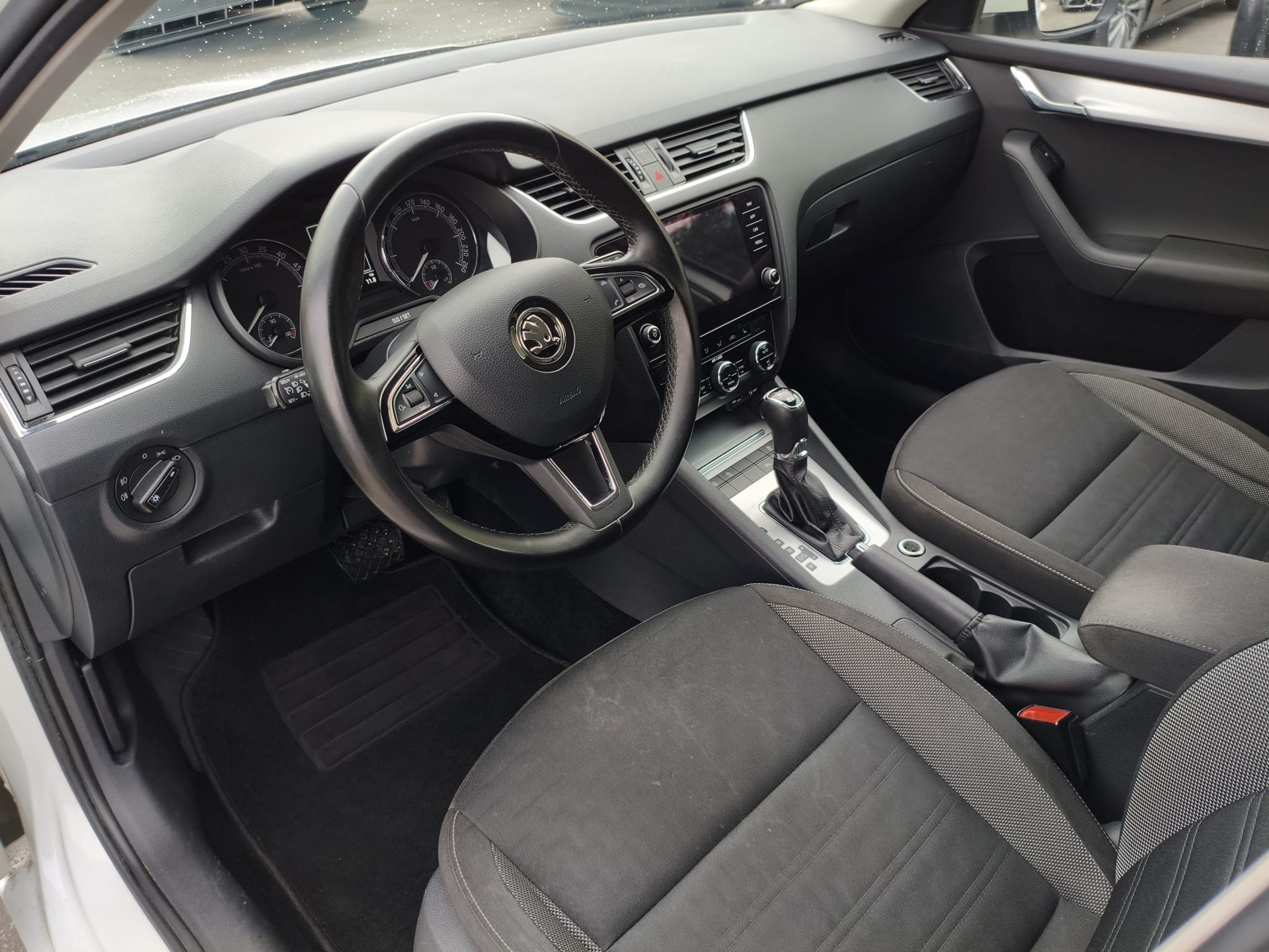SKODA Octavia Combi 2.0 TDI Ambition 4x4-image-11