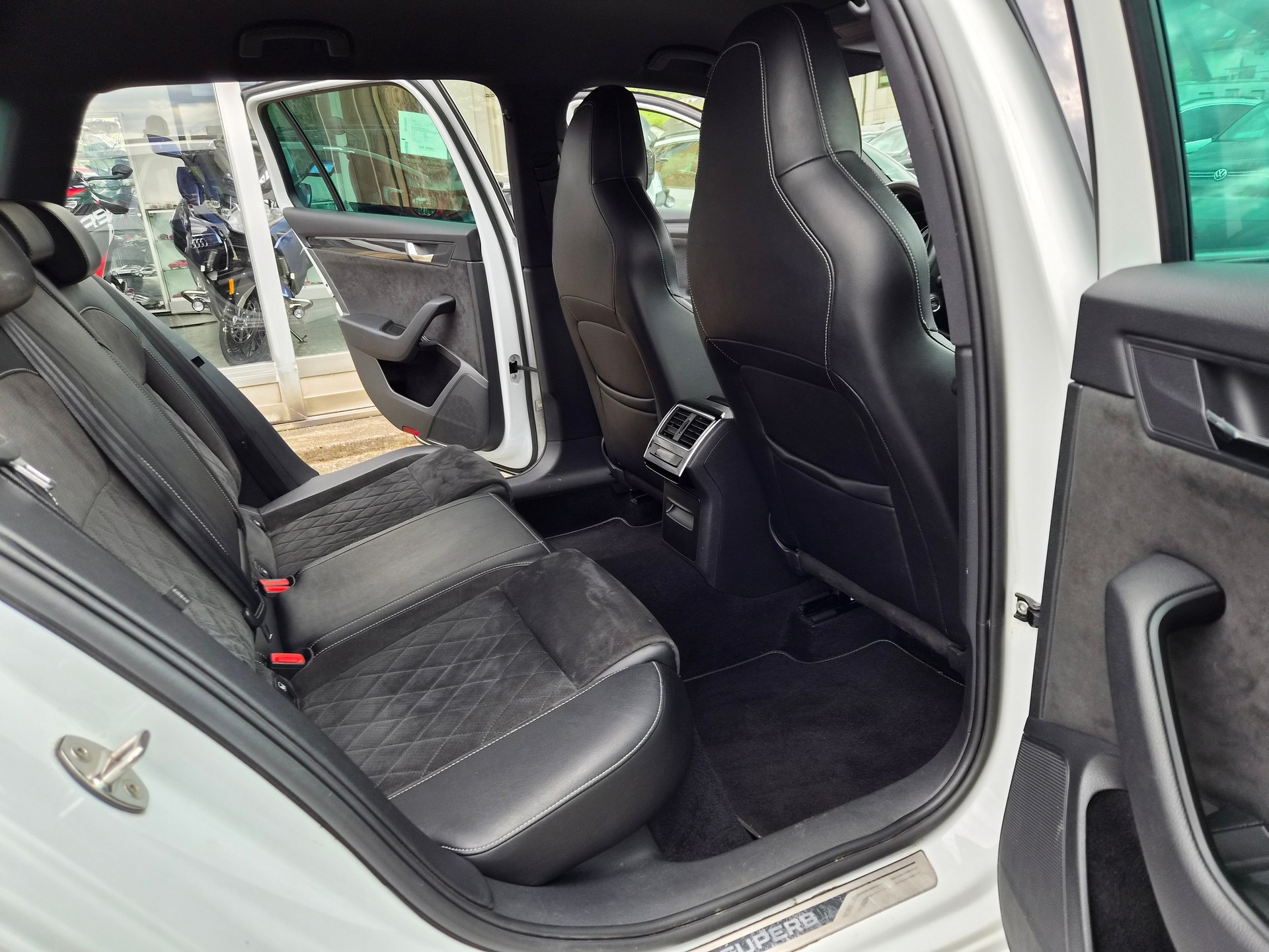 SKODA Superb Combi 2.0 TDi Sport Line 4x4 DSG-image-10