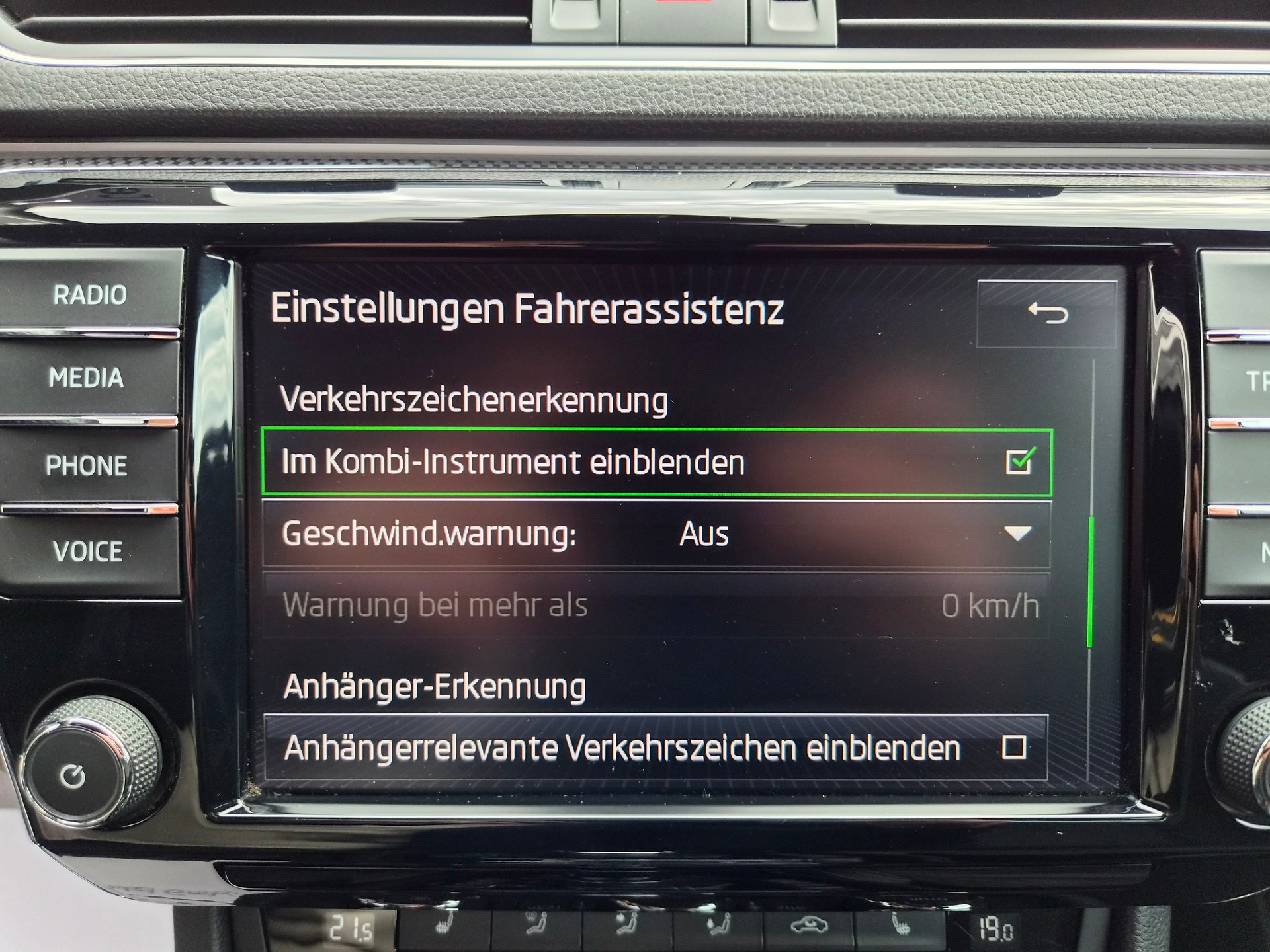 SKODA Superb Combi 2.0 TDi Sport Line 4x4 DSG-image-18