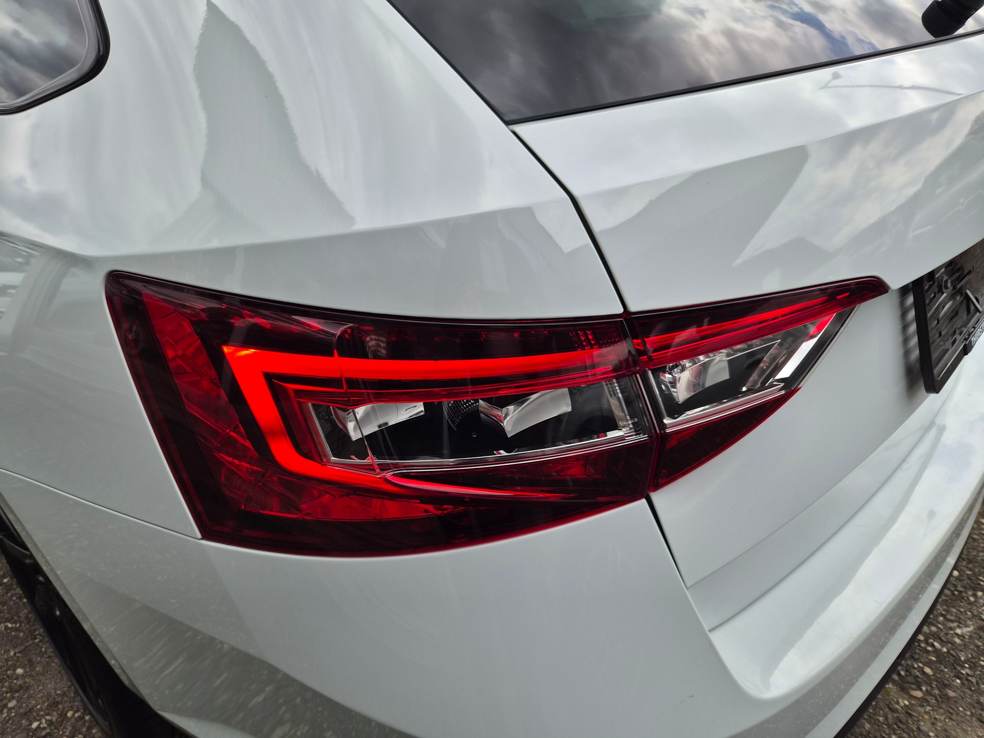 SKODA Superb Combi 2.0 TDi Sport Line 4x4 DSG-image-25