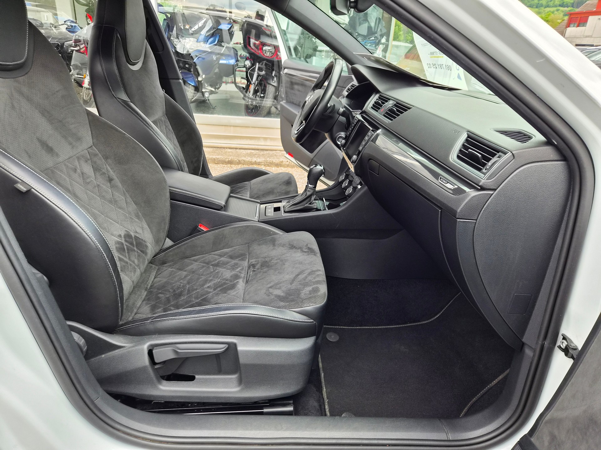 SKODA Superb Combi 2.0 TDi Sport Line 4x4 DSG-image-9