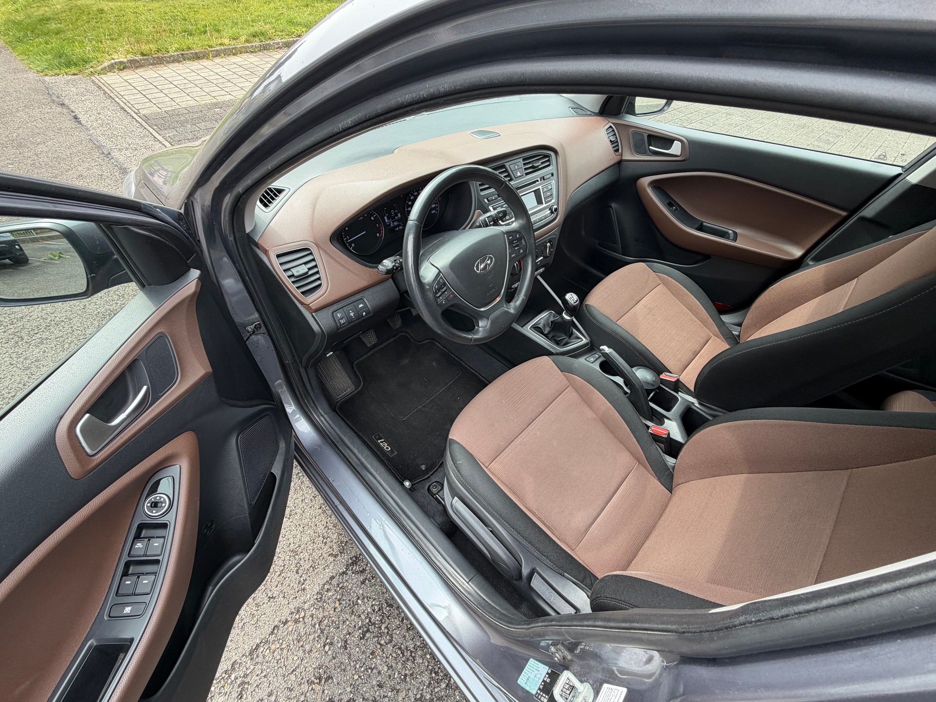 HYUNDAI i20 1.2 Amplia-image-8