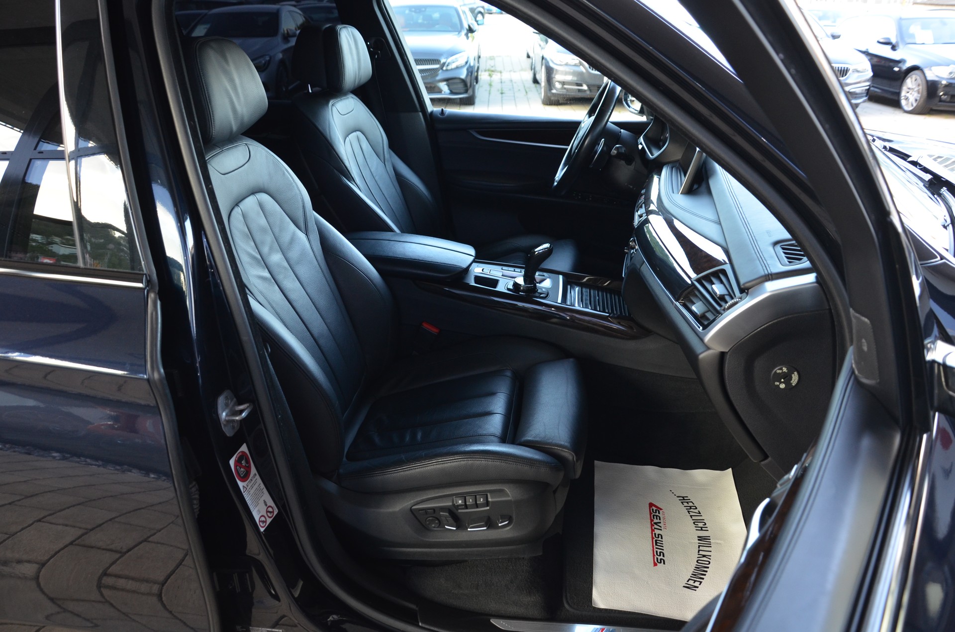 BMW X5 xDrive 50i Steptronic M-Sportpaket*Frisch ab MFK,1 Jahr oder 20000km Garantie*-image-12