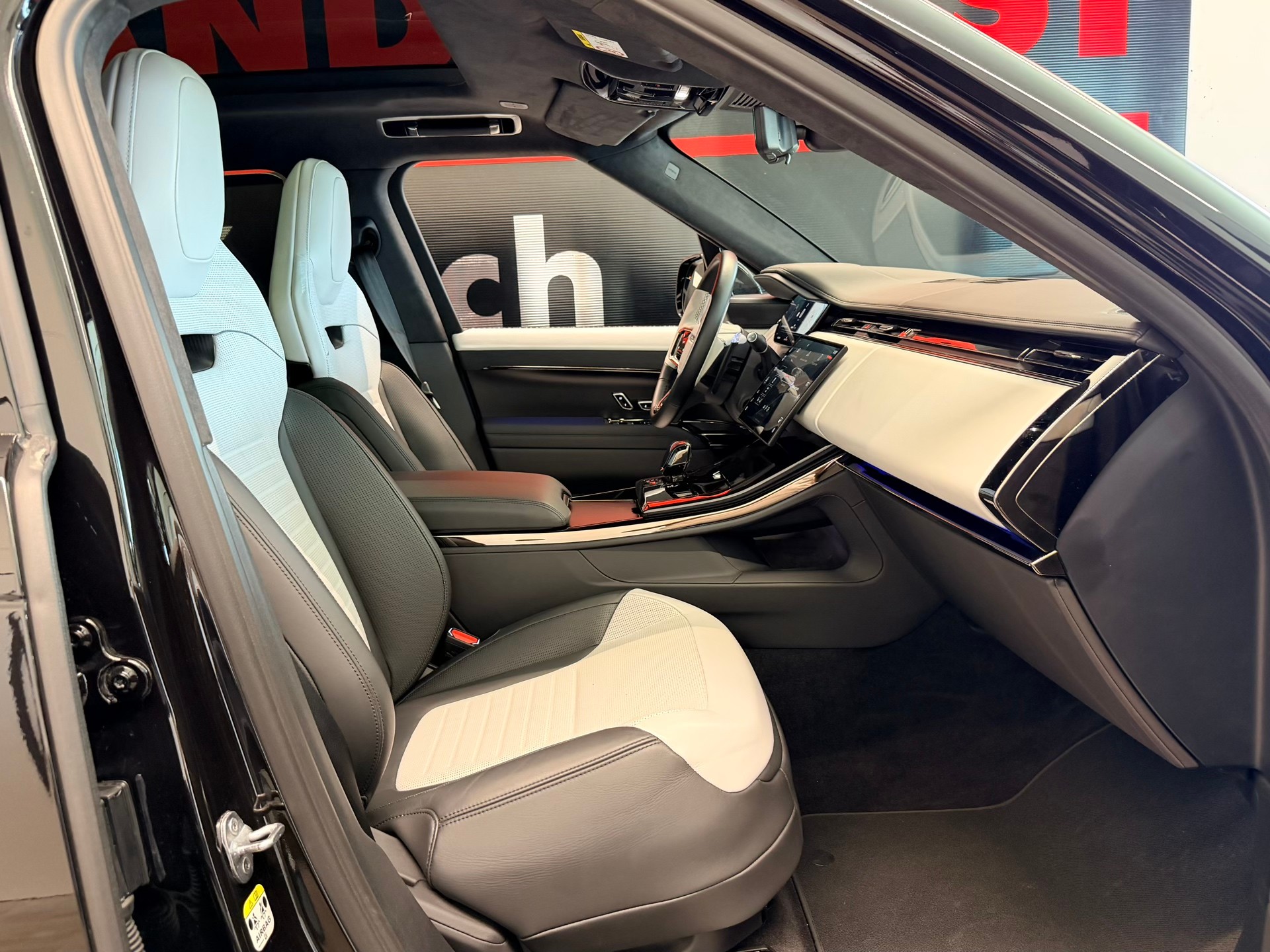 LAND ROVER Range Rover Sport P635 4.4 V8 SV Edition One-image-24