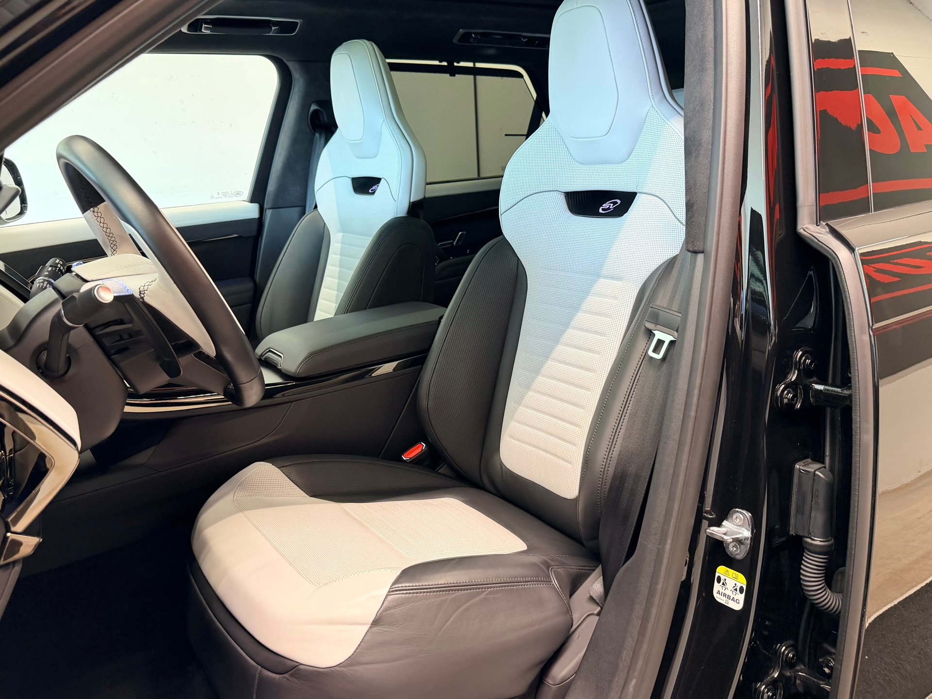 LAND ROVER Range Rover Sport P635 4.4 V8 SV Edition One-image-15