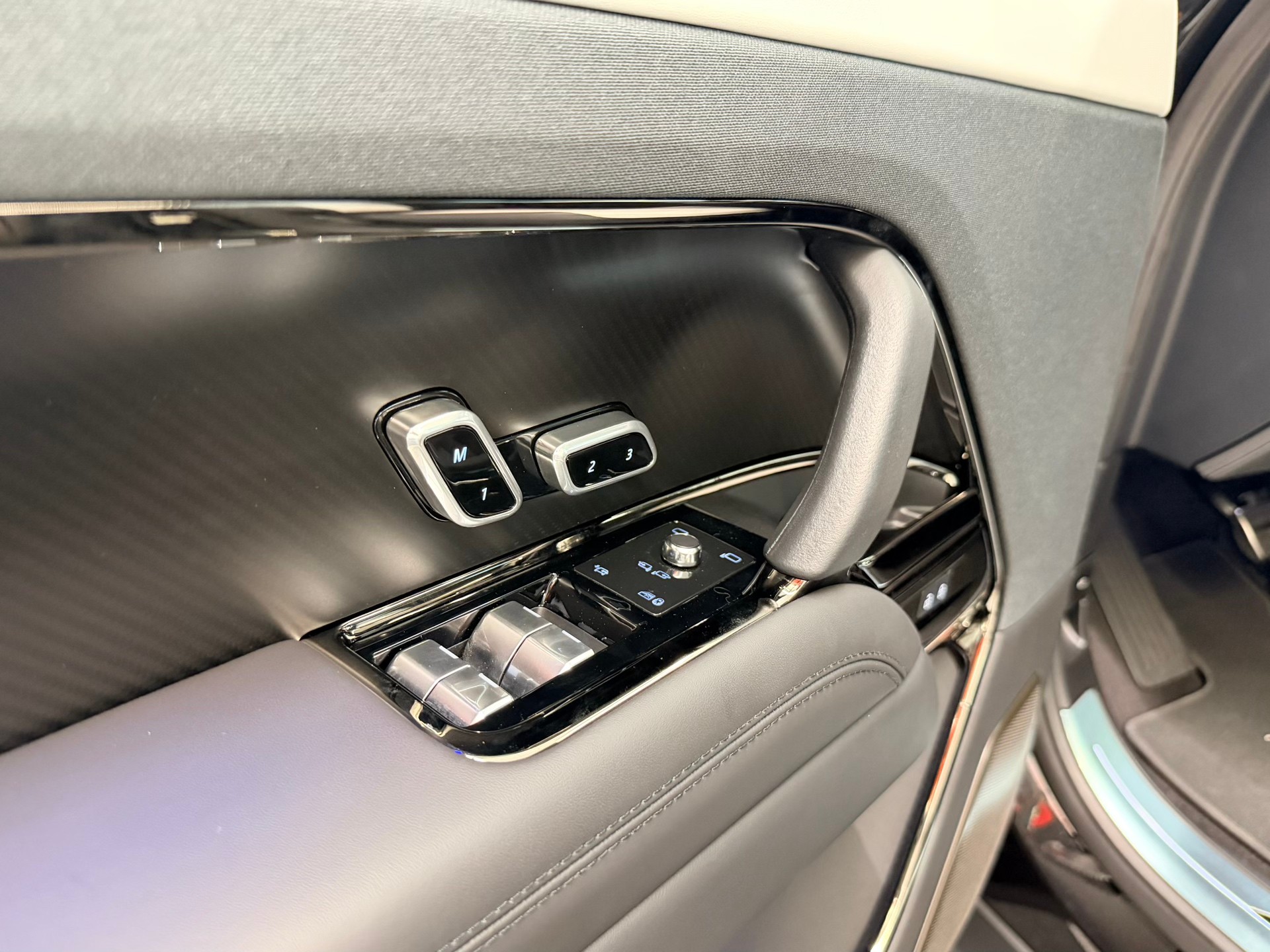 LAND ROVER Range Rover Sport P635 4.4 V8 SV Edition One-image-12