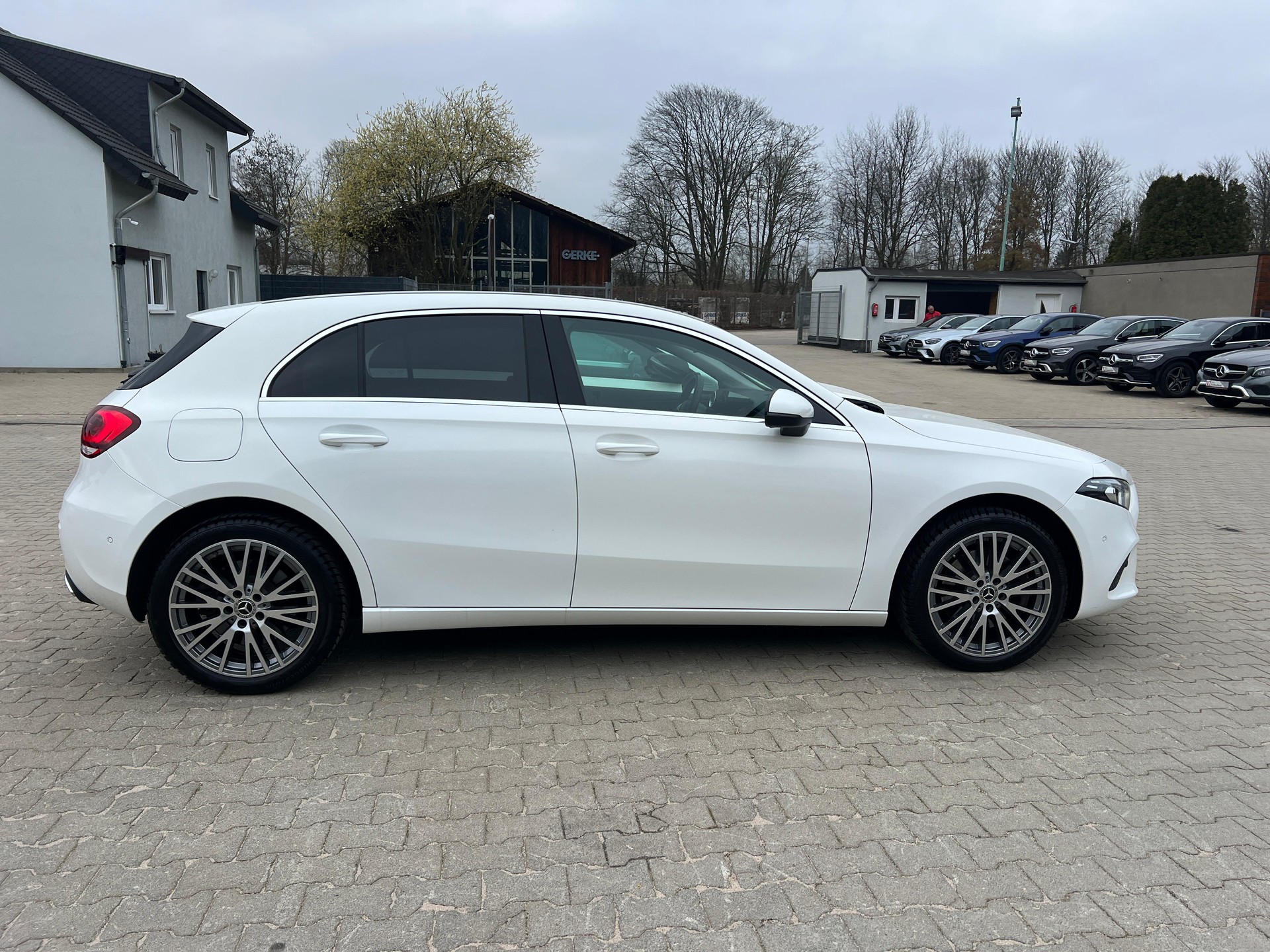 MERCEDES-BENZ A 250e Progressive 8G-DCT-showroom-element-2