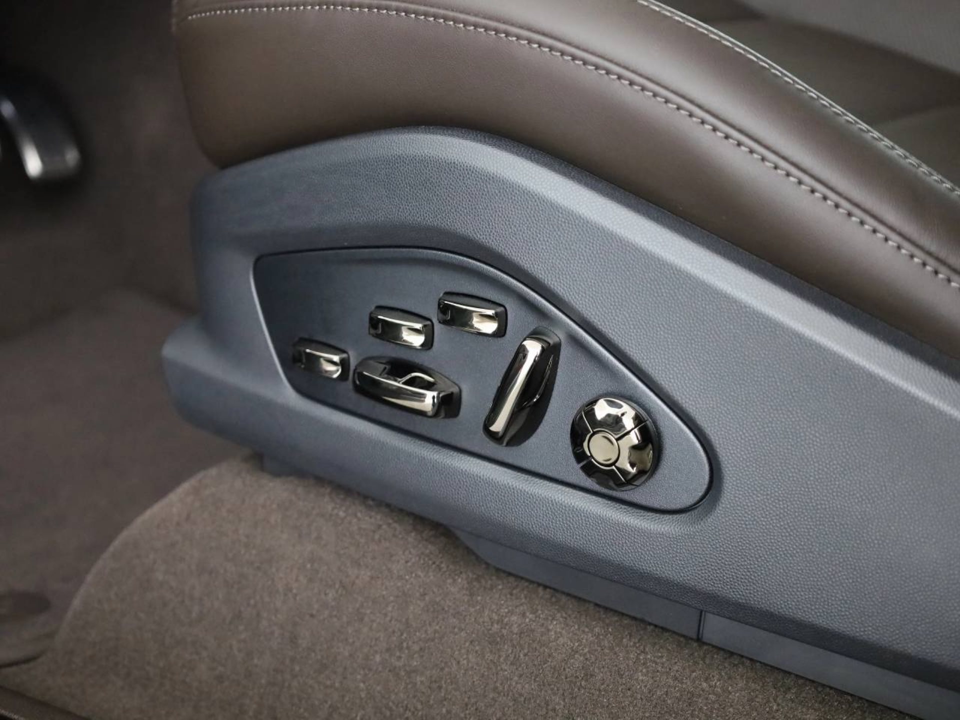 PORSCHE Cayenne Turbo Electric-image-14