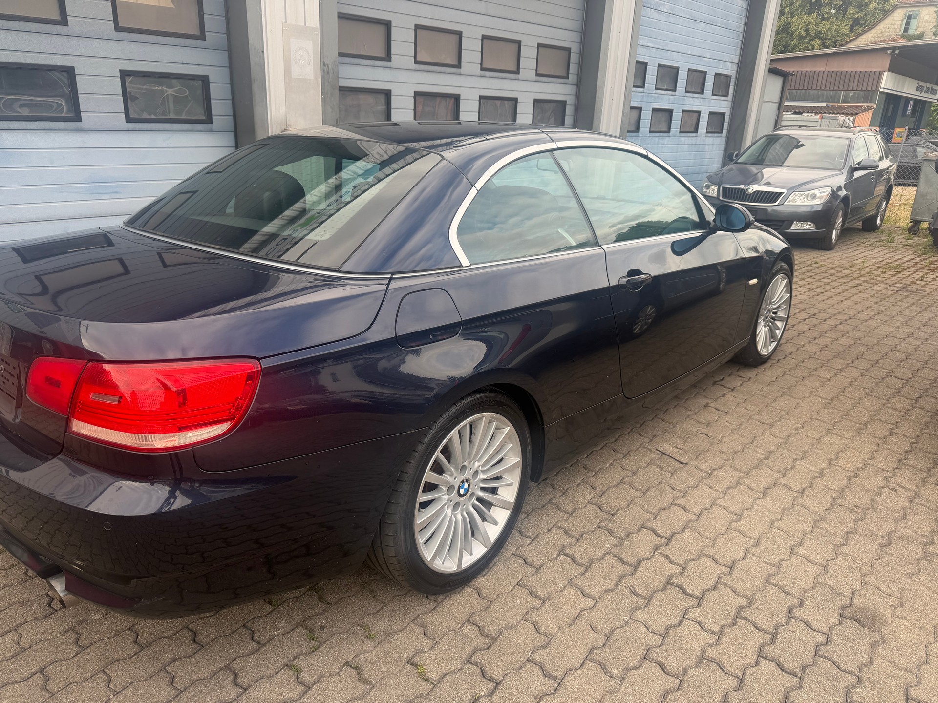 BMW 335i Cabriolet-image-2