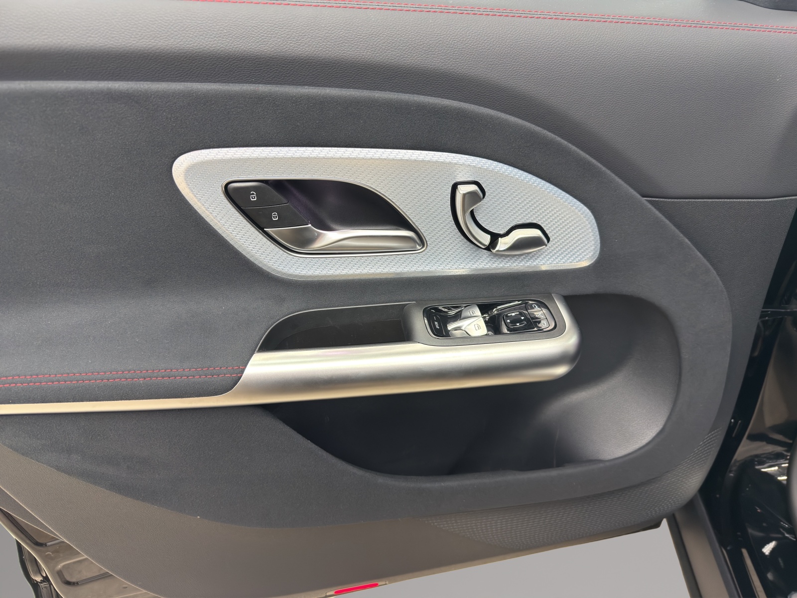 MERCEDES-BENZ GLB 220 4Matic 8G-Tronic-image-12