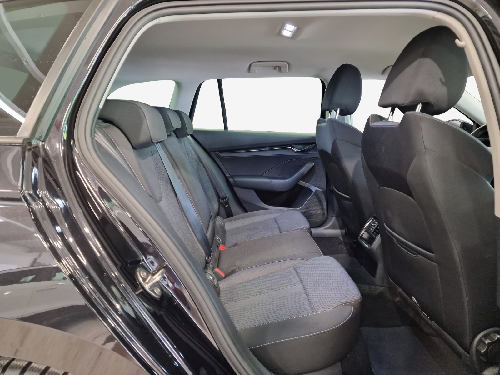 SKODA Octavia Combi 2.0 TDI DSG Ambition 4x4-image-11