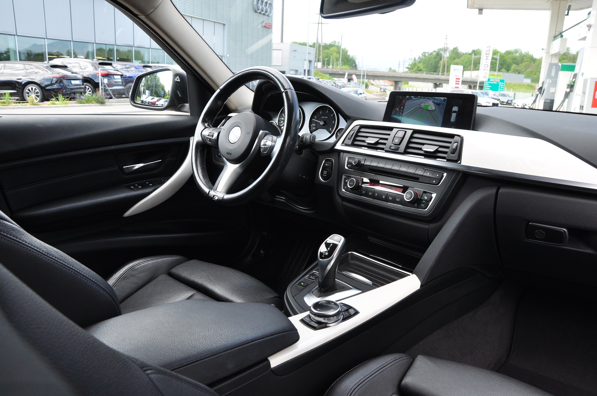 BMW 330d xDrive Touring Modern Line Steptronic-image-14
