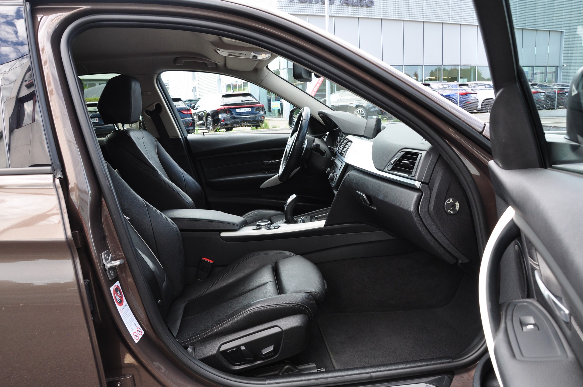 BMW 330d xDrive Touring Modern Line Steptronic-image-16
