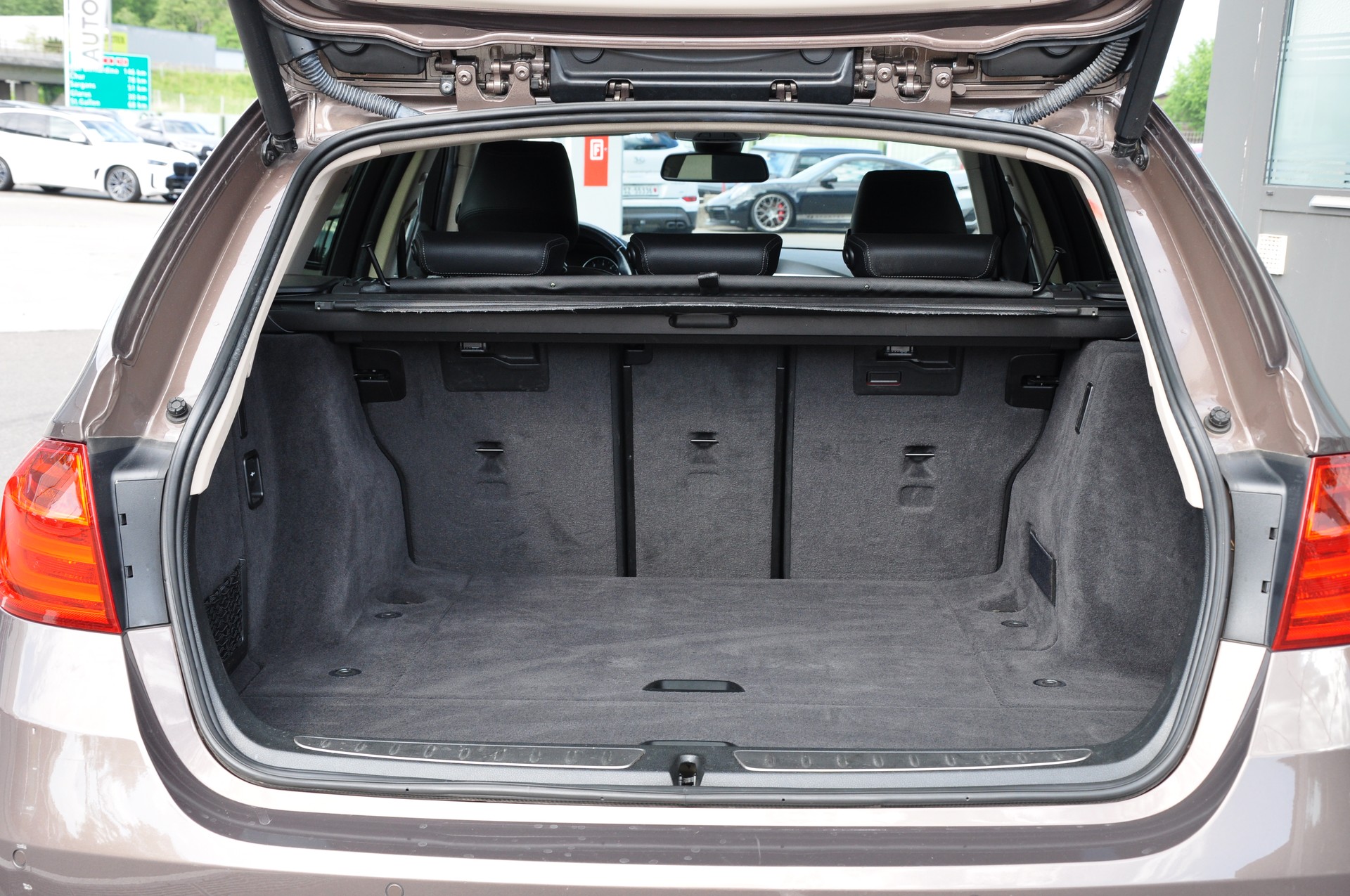 BMW 330d xDrive Touring Modern Line Steptronic-image-18
