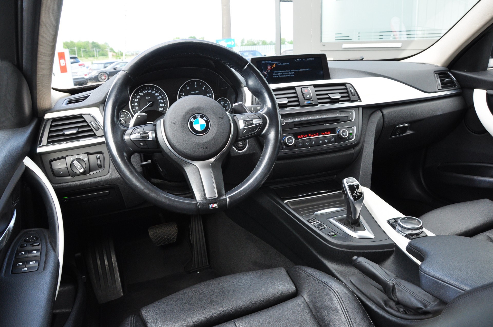 BMW 330d xDrive Touring Modern Line Steptronic-image-12