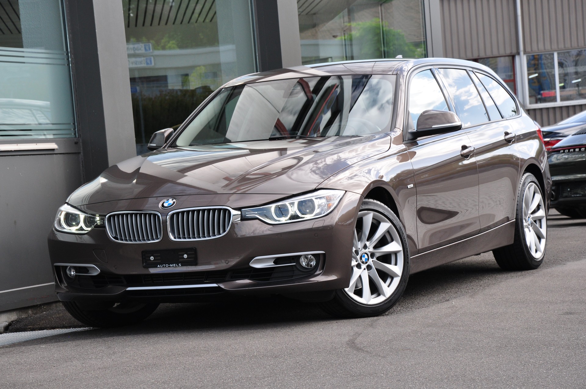 BMW 330d xDrive Touring Modern Line Steptronic-image-2