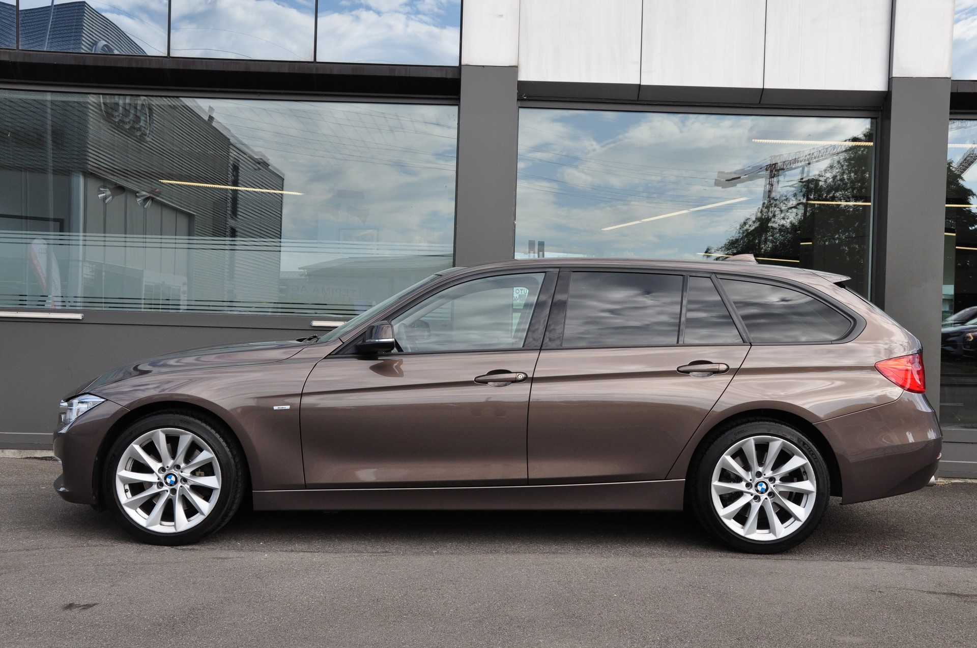 BMW 330d xDrive Touring Modern Line Steptronic-image-4