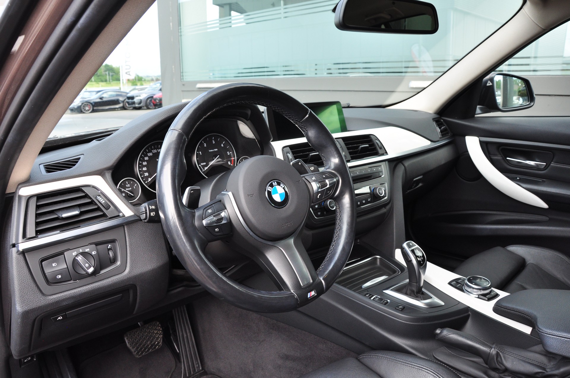 BMW 330d xDrive Touring Modern Line Steptronic-image-11