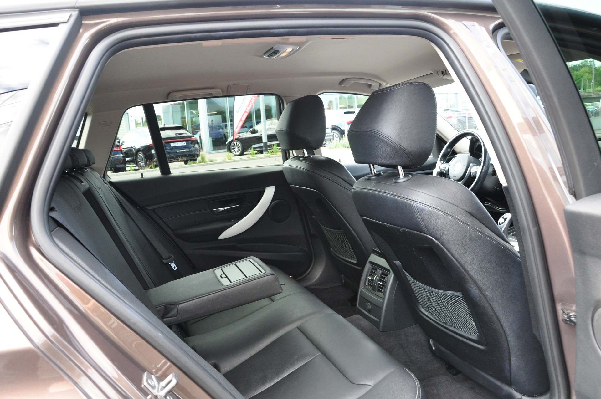 BMW 330d xDrive Touring Modern Line Steptronic-image-15