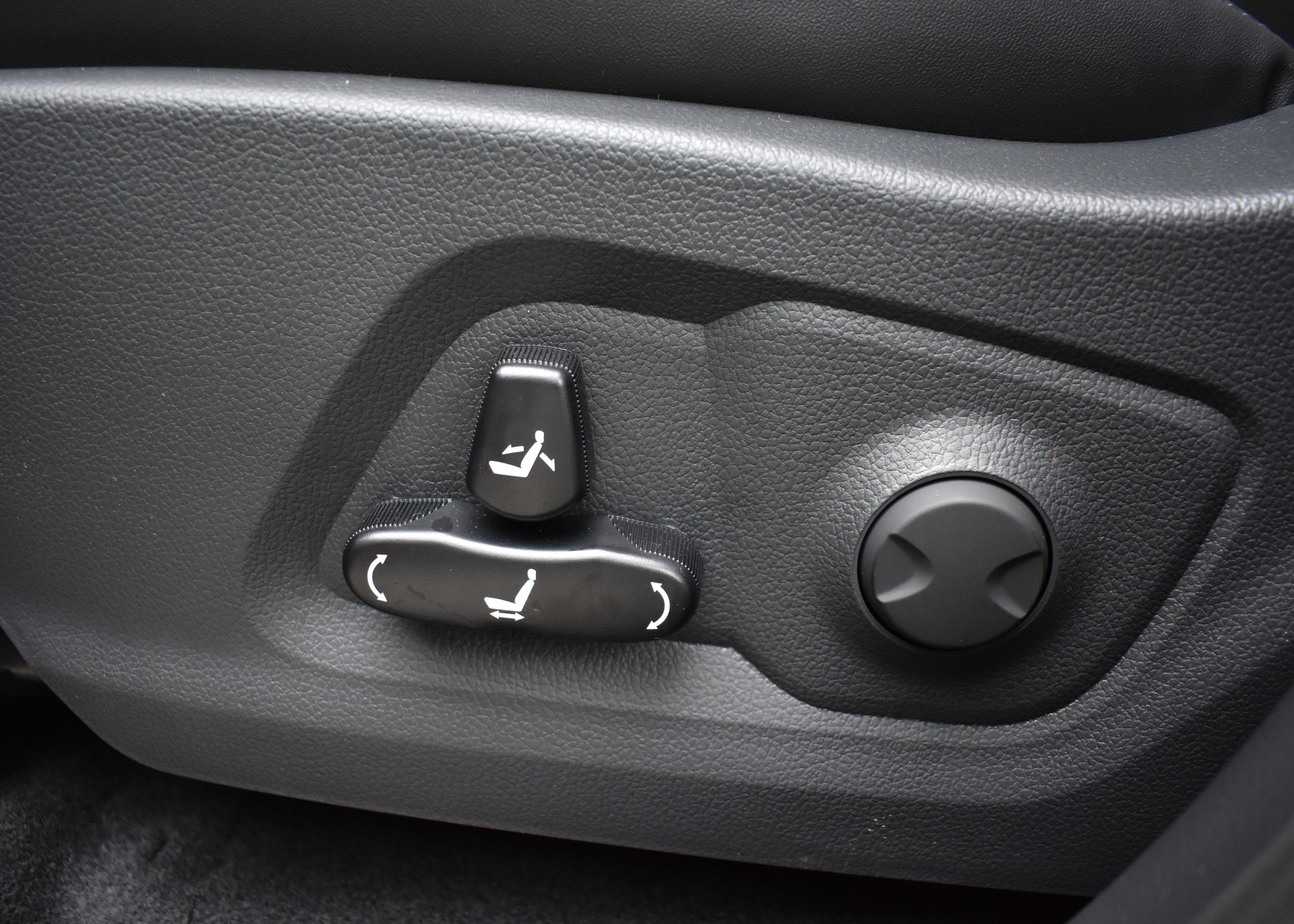 KGM-SsangYong Musso 2.2 Titanium 4WD A-image-17