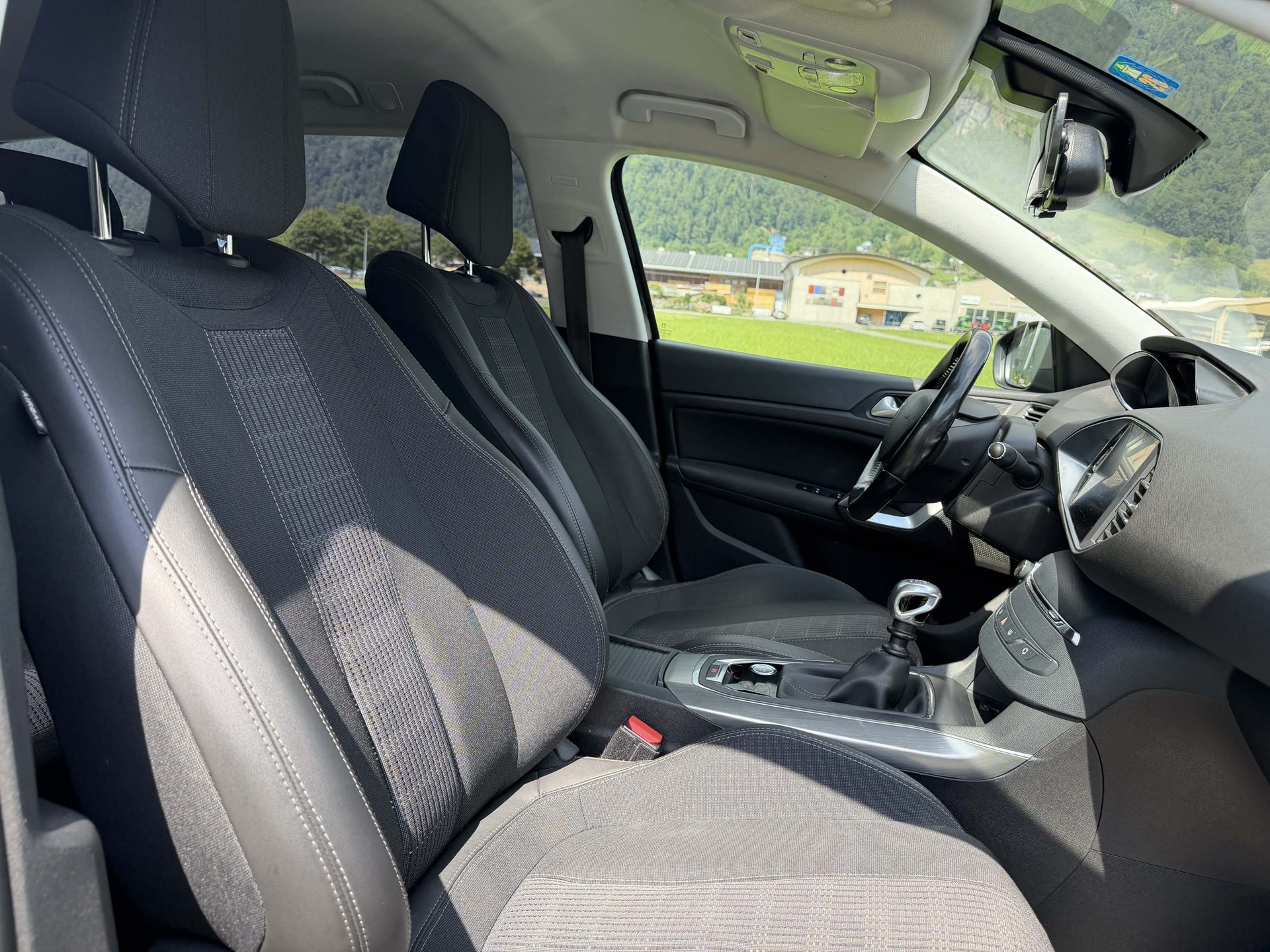 PEUGEOT 308 SW 1.2 PureTech 130 Allure S/S-image-7