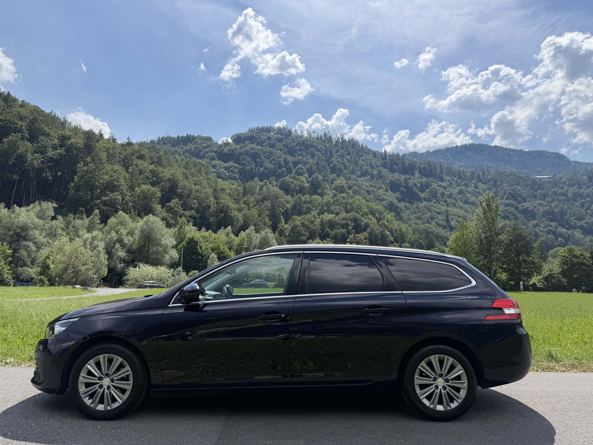 PEUGEOT 308 SW 1.2 PureTech 130 Allure S/S-image-4