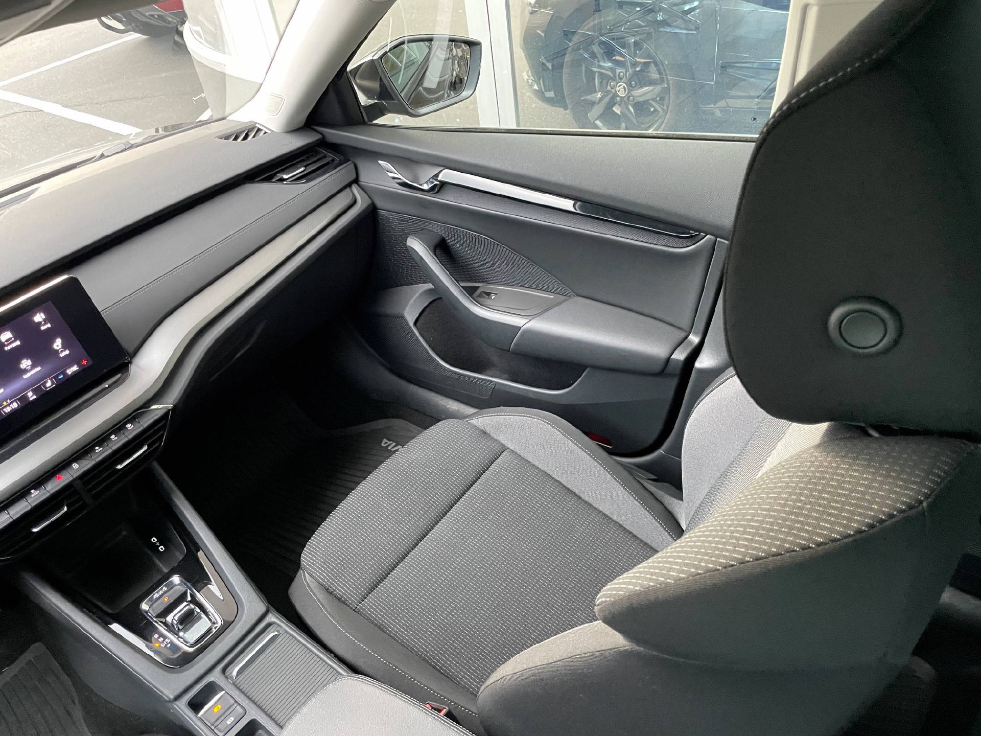 SKODA Octavia Combi 2.0 TSI Ambition 4x4 DSG-image-11