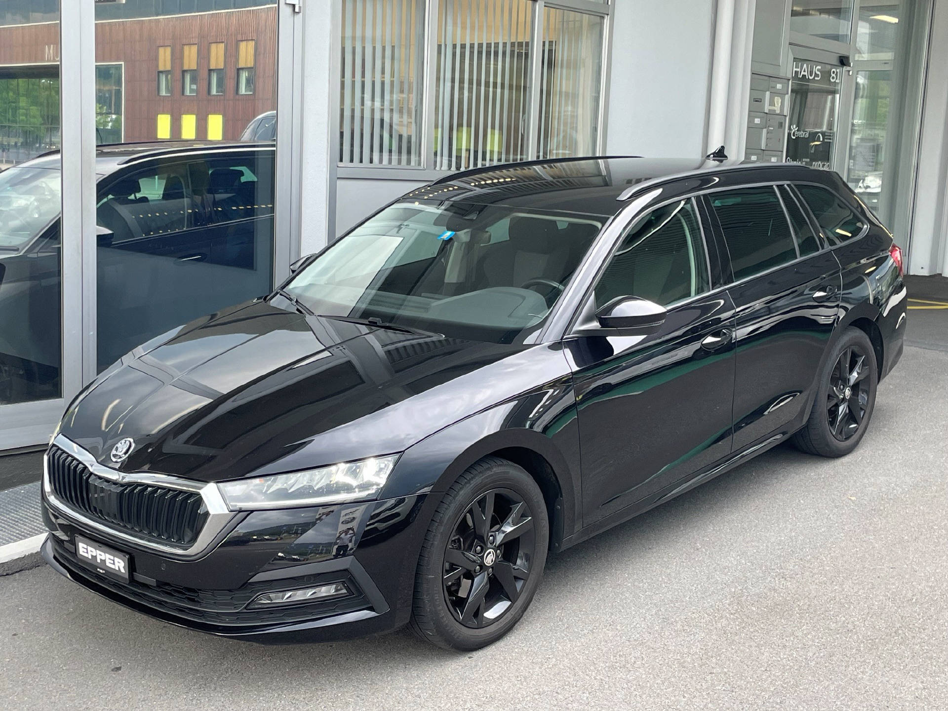 SKODA Octavia Combi 2.0 TSI Ambition 4x4 DSG-image-16