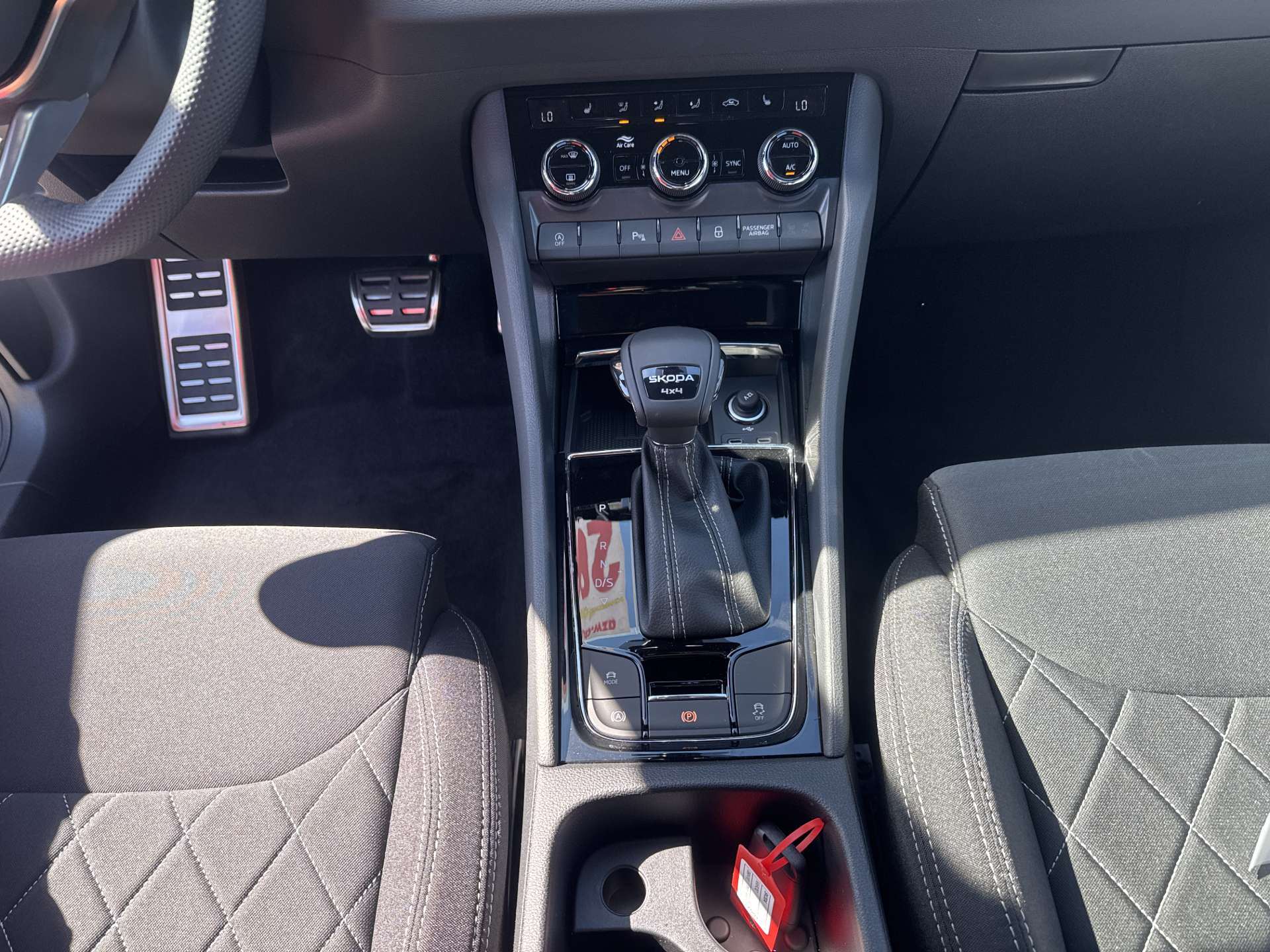 SKODA Karoq 2.0 TSi SportLine 4x4 DSG-Automat-image-10