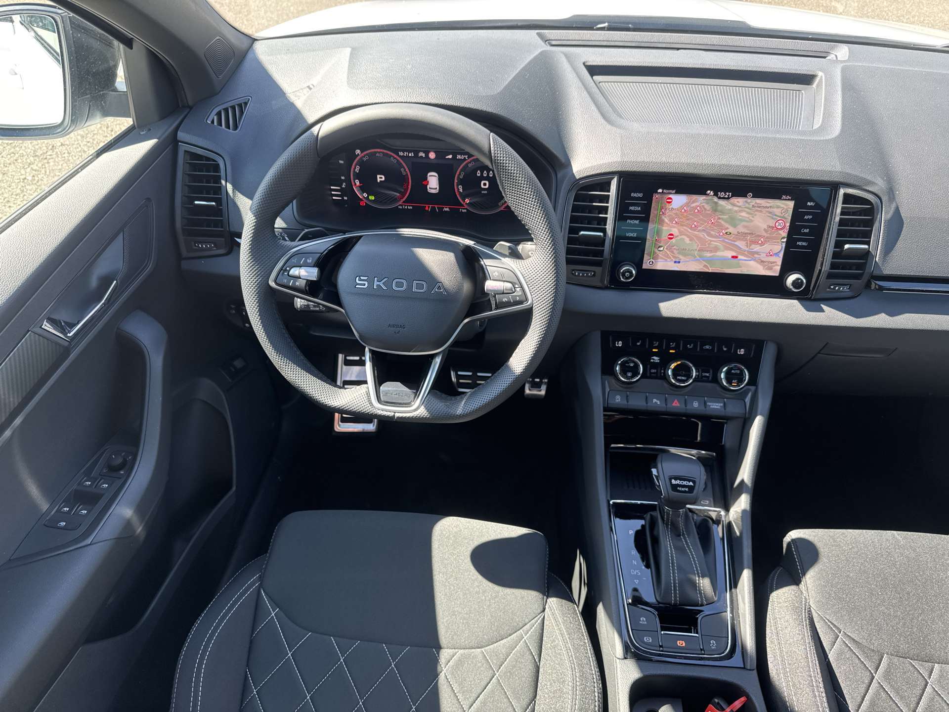 SKODA Karoq 2.0 TSi SportLine 4x4 DSG-Automat-image-3