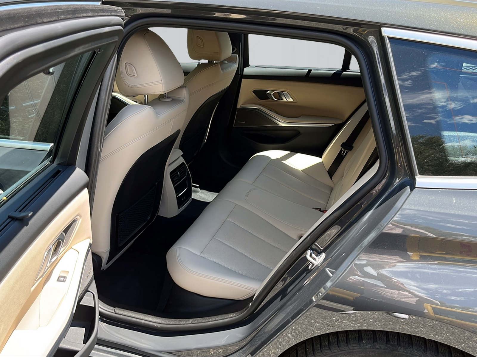 BMW 330d xDrive 48V Touring Steptronic M Sport-image-5