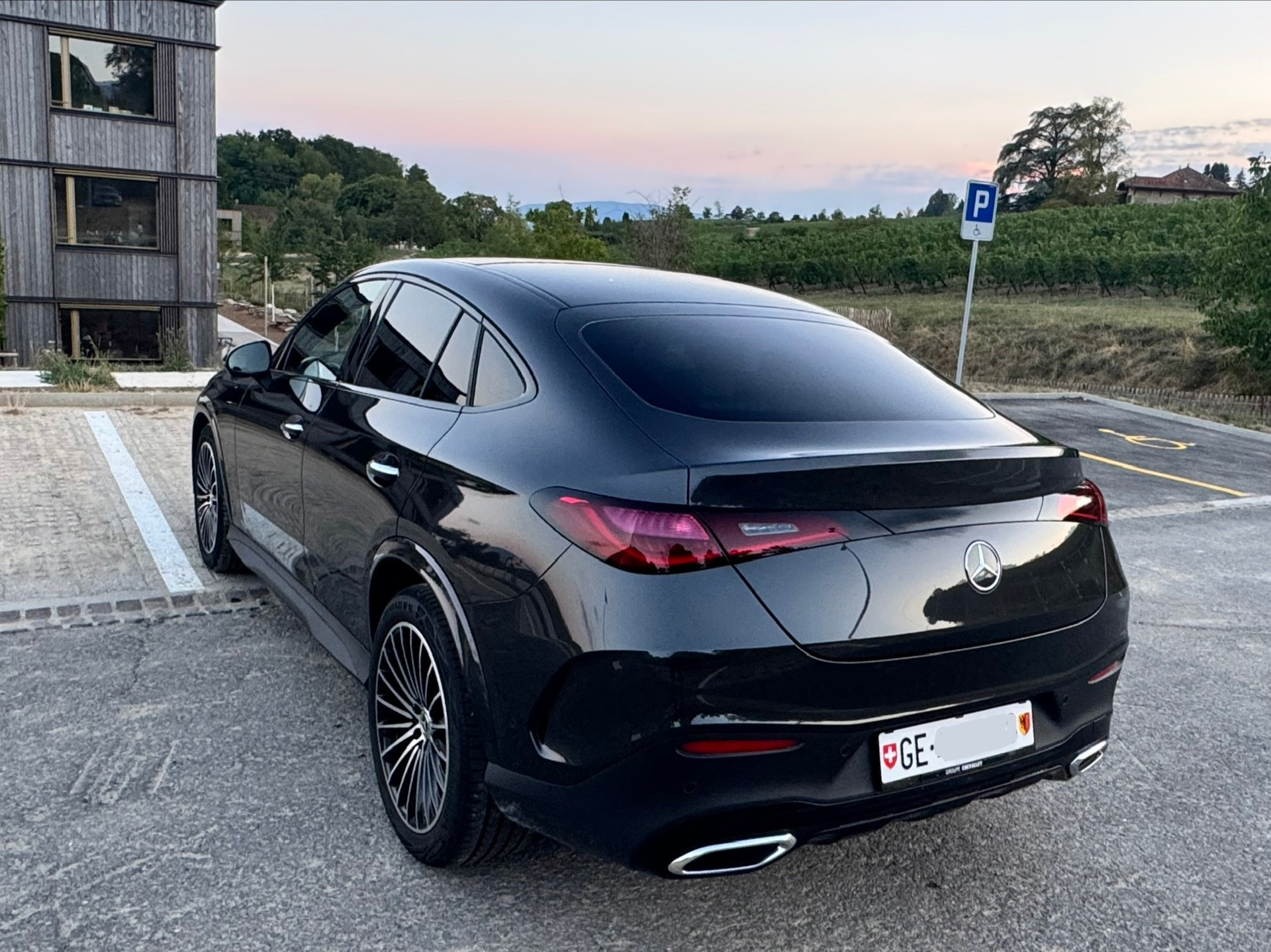MERCEDES-BENZ GLC 200 Coupé AMG Line 4matic-image-2