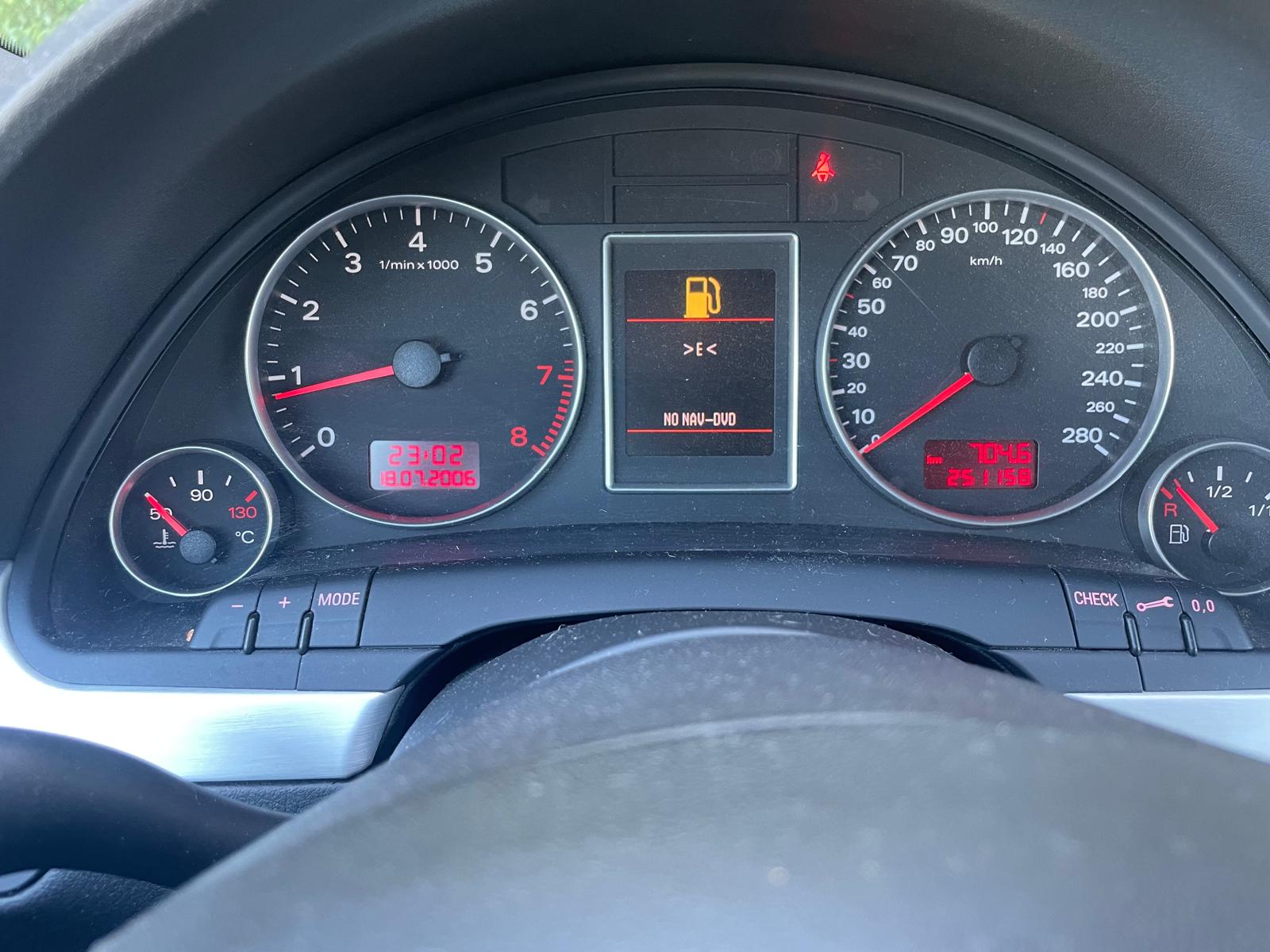AUDI A4 Avant 2.0 Turbo FSI quattro-image-15