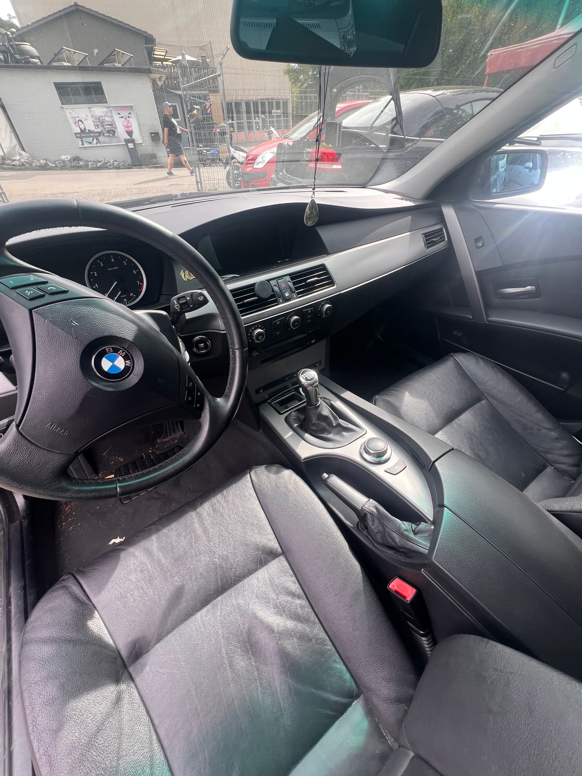 BMW 525i-image-6