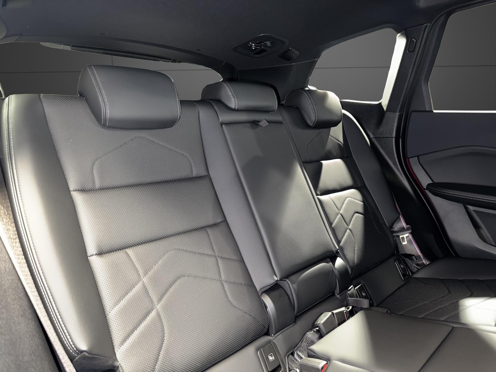 BMW iX1 30 xDrive-image-16