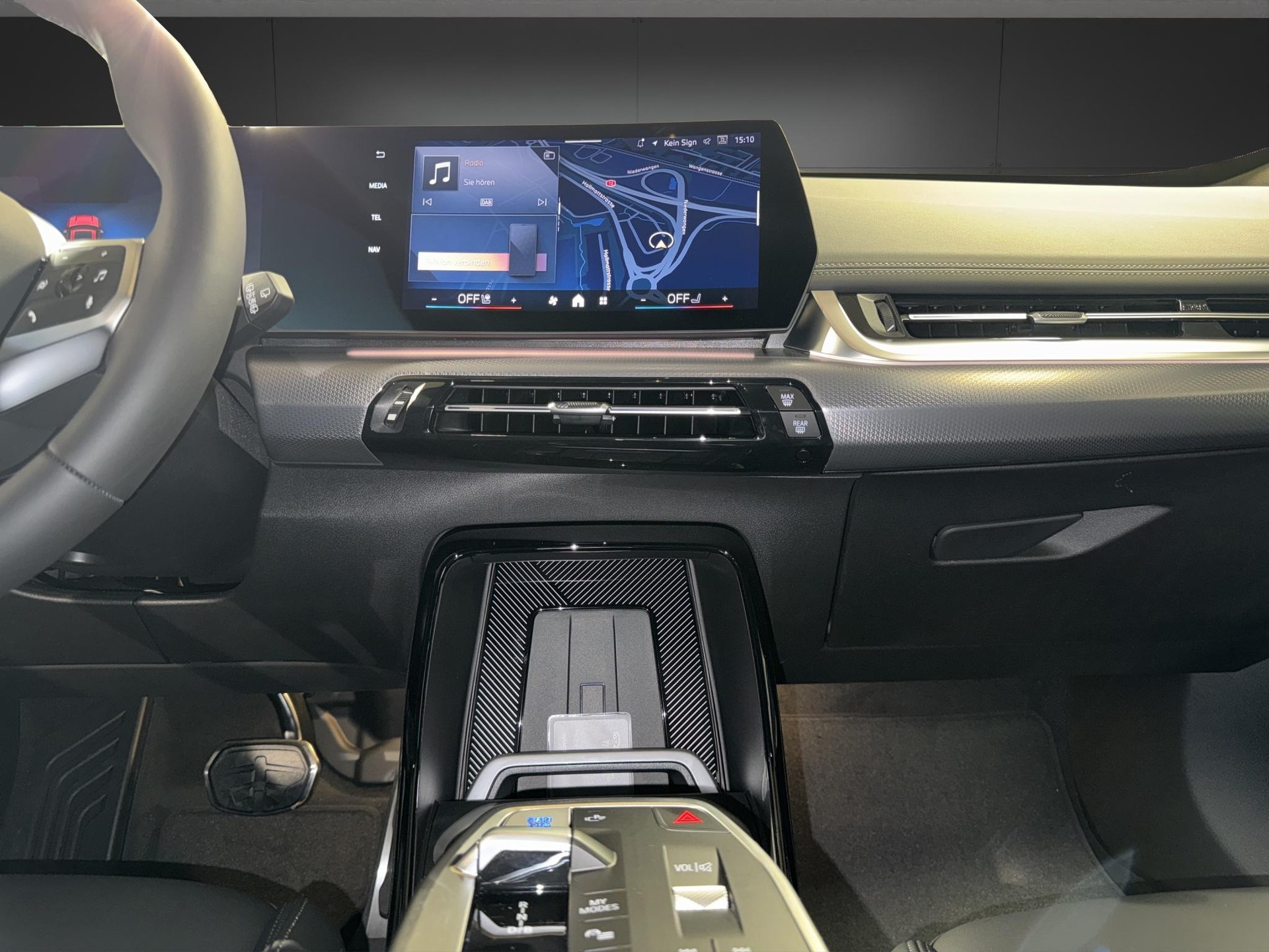 BMW iX1 30 xDrive-image-18