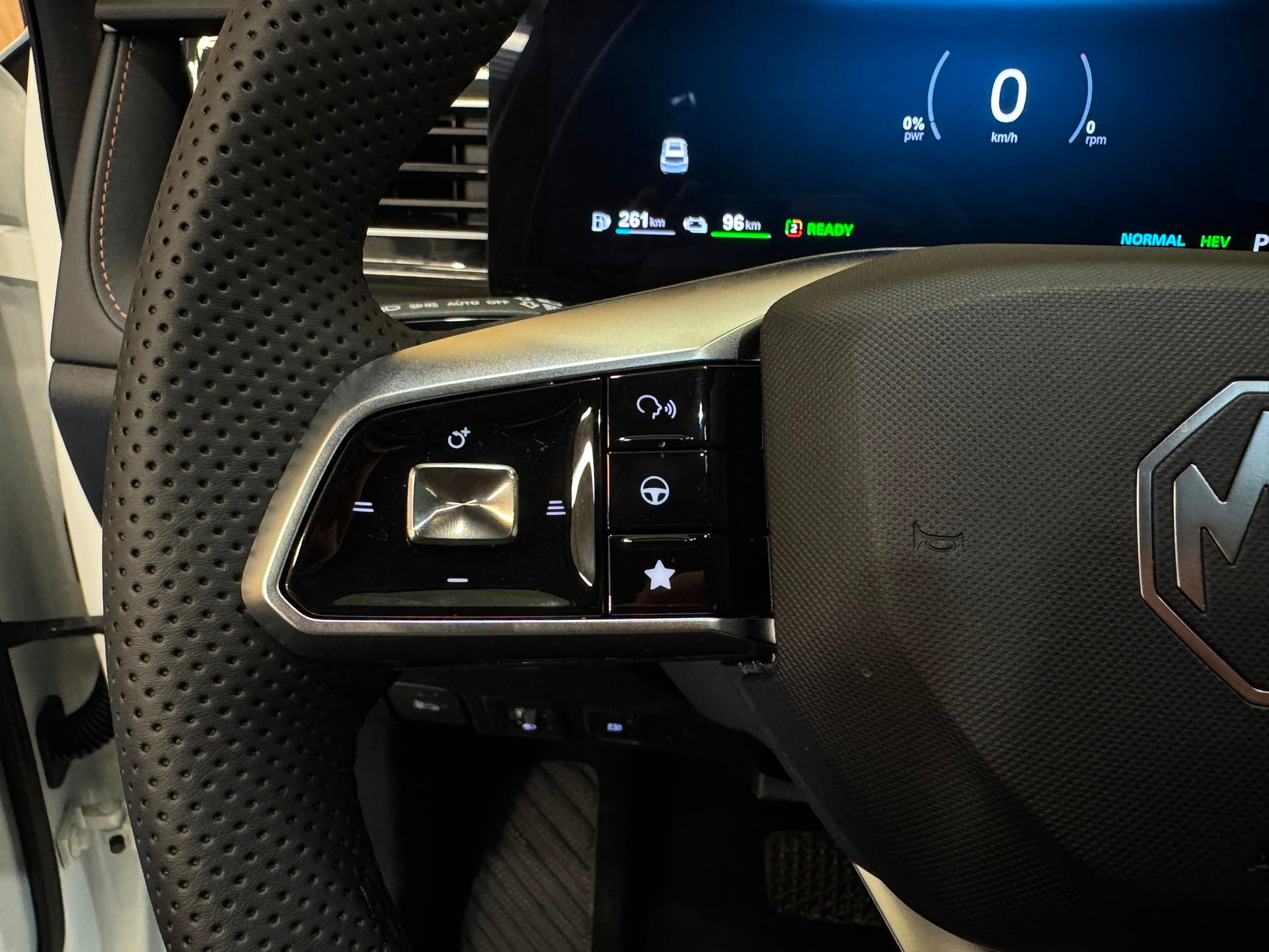 MG HS 1.5 T PHEV Luxury-image-11