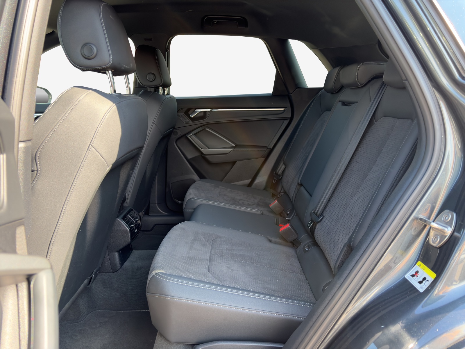 AUDI Q3 40 TFSI S line quattro S-tronic-image-11