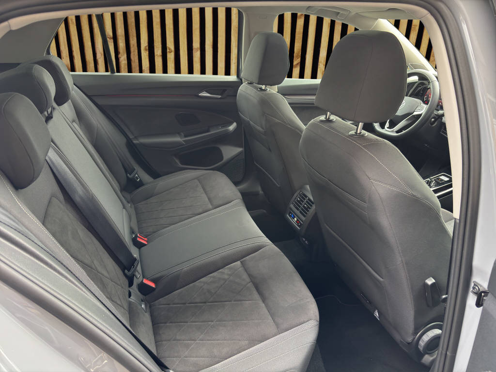 VW Golf VIII 2.0 TSI Style DSG-image-5