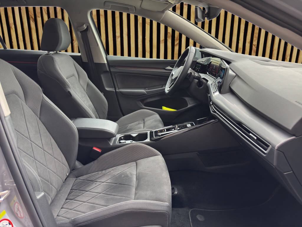 VW Golf VIII 2.0 TSI Style DSG-image-4