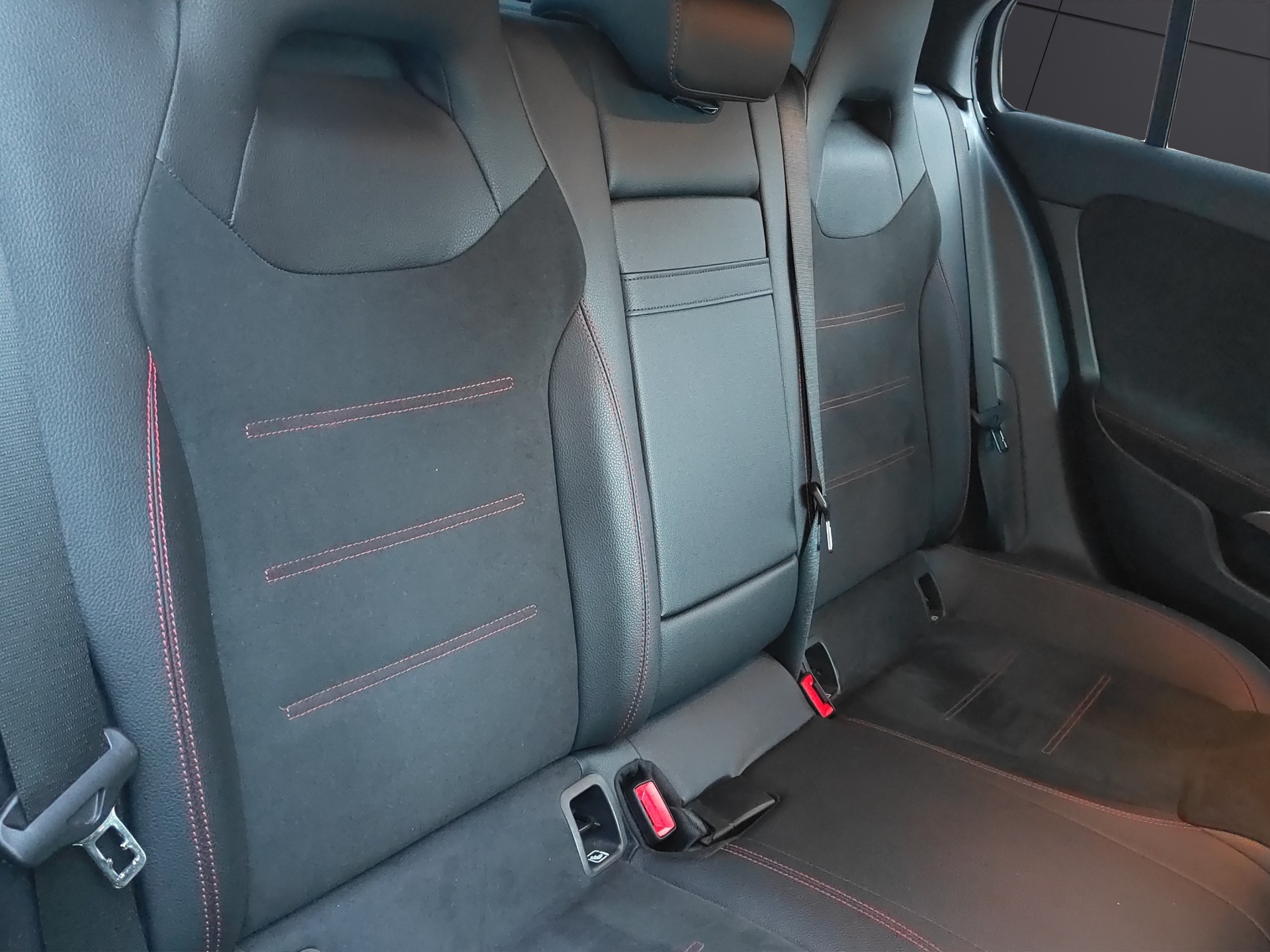 MERCEDES-BENZ A 200 4Matic AMG Line 8G-DCT-image-11