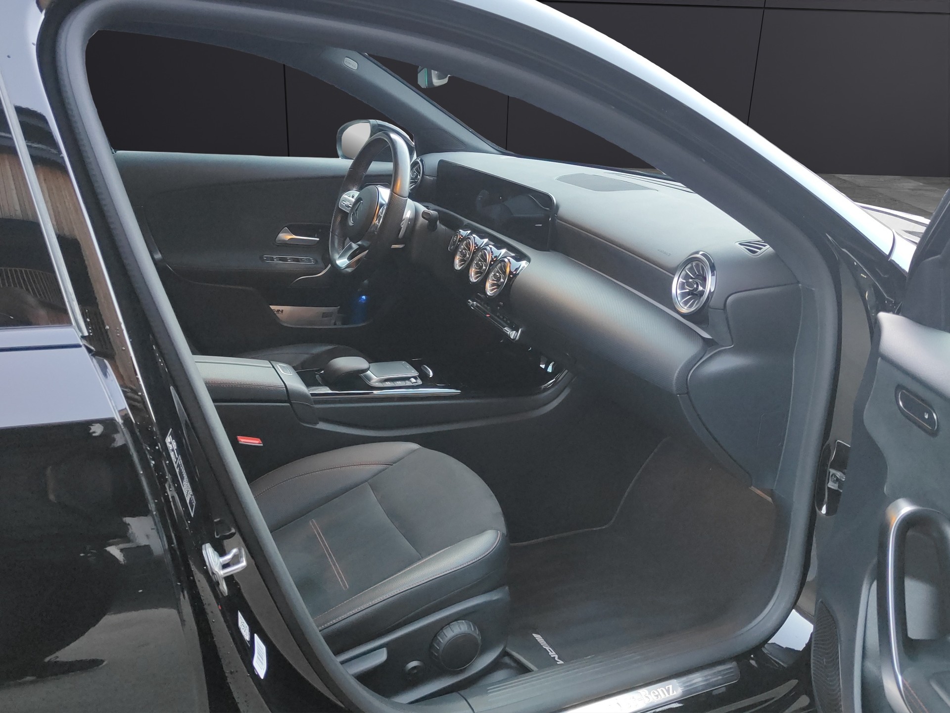 MERCEDES-BENZ A 200 4Matic AMG Line 8G-DCT-image-8