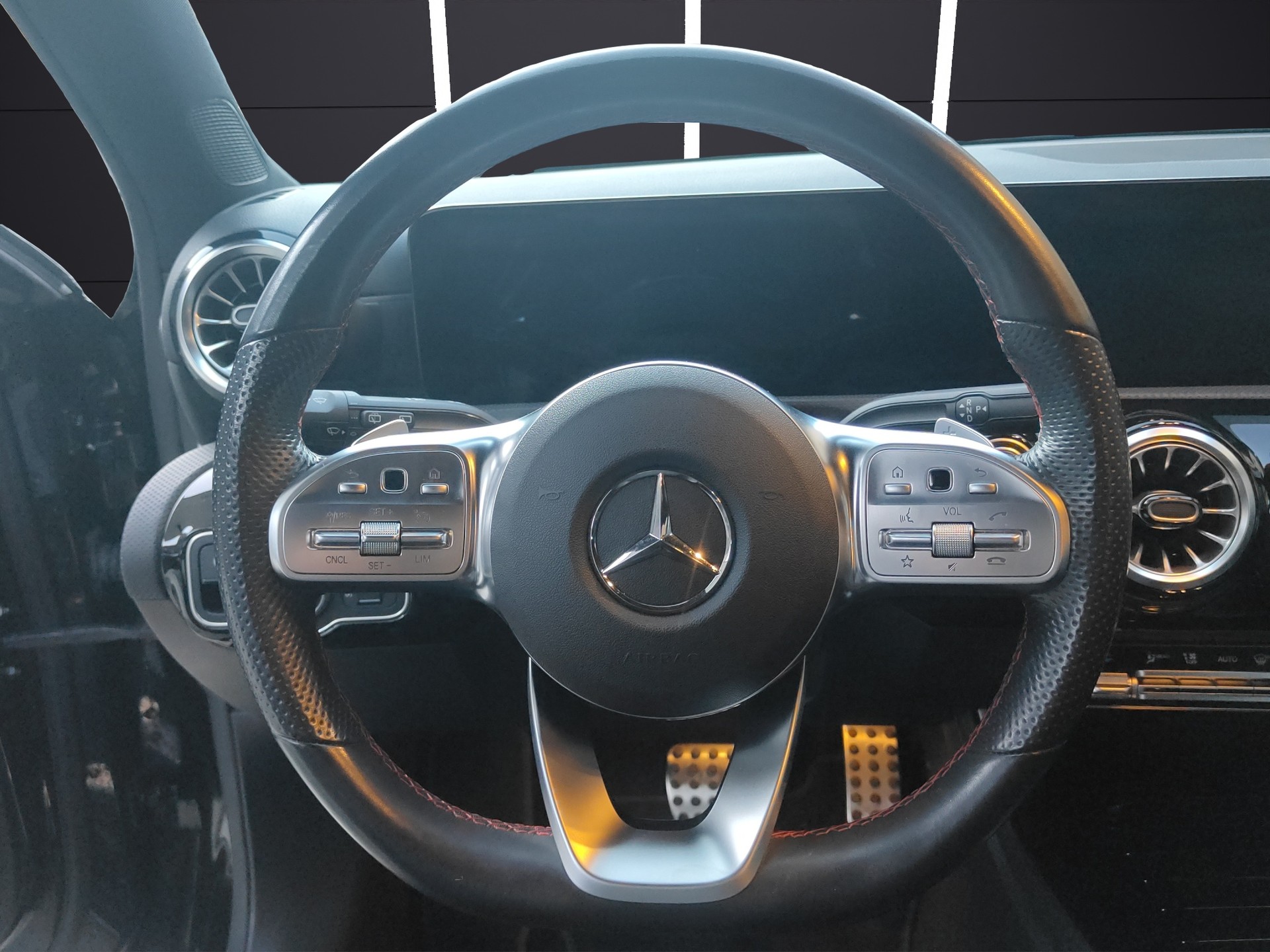 MERCEDES-BENZ A 200 4Matic AMG Line 8G-DCT-image-10
