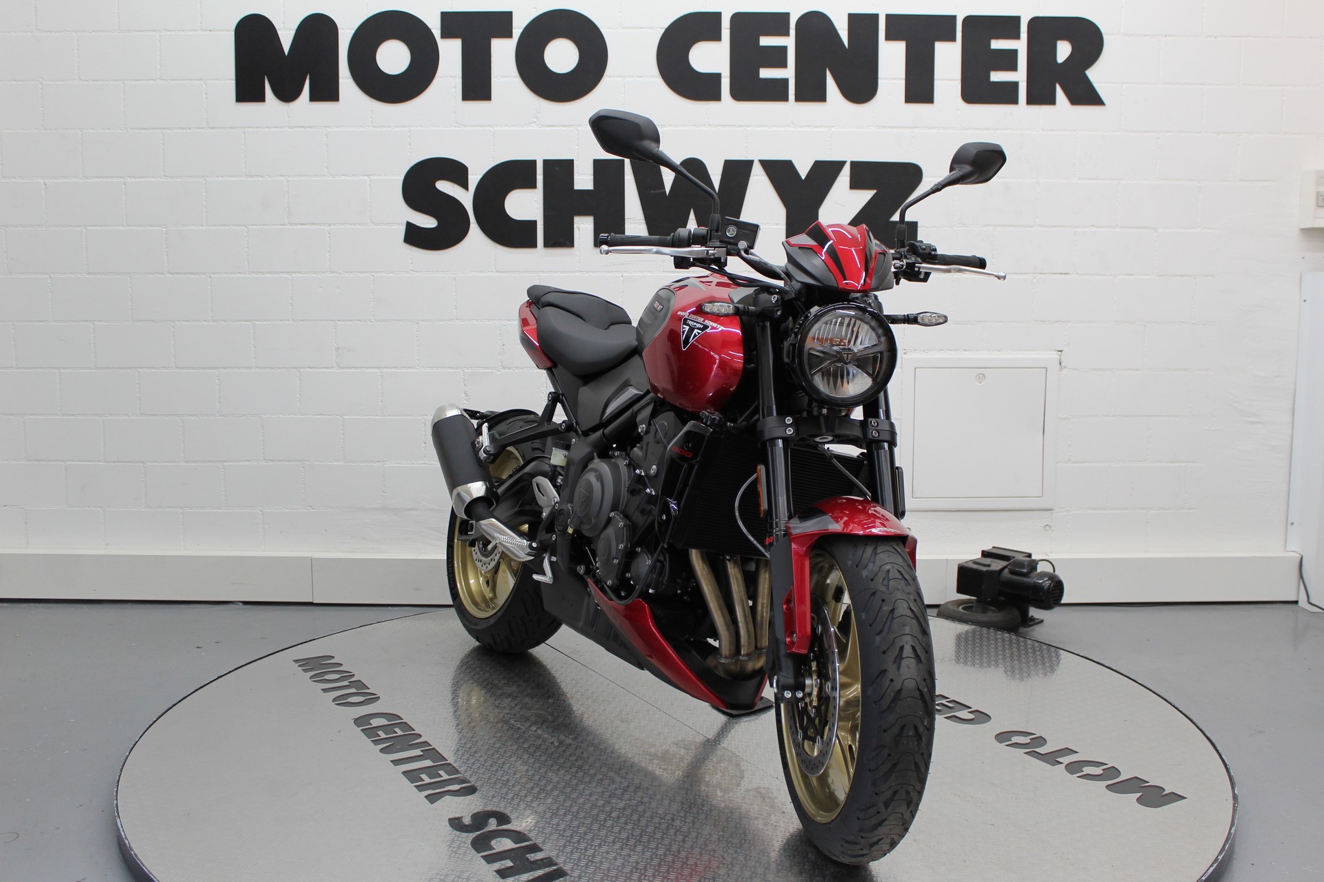 TRIUMPH Trident 800-showroom-element-2