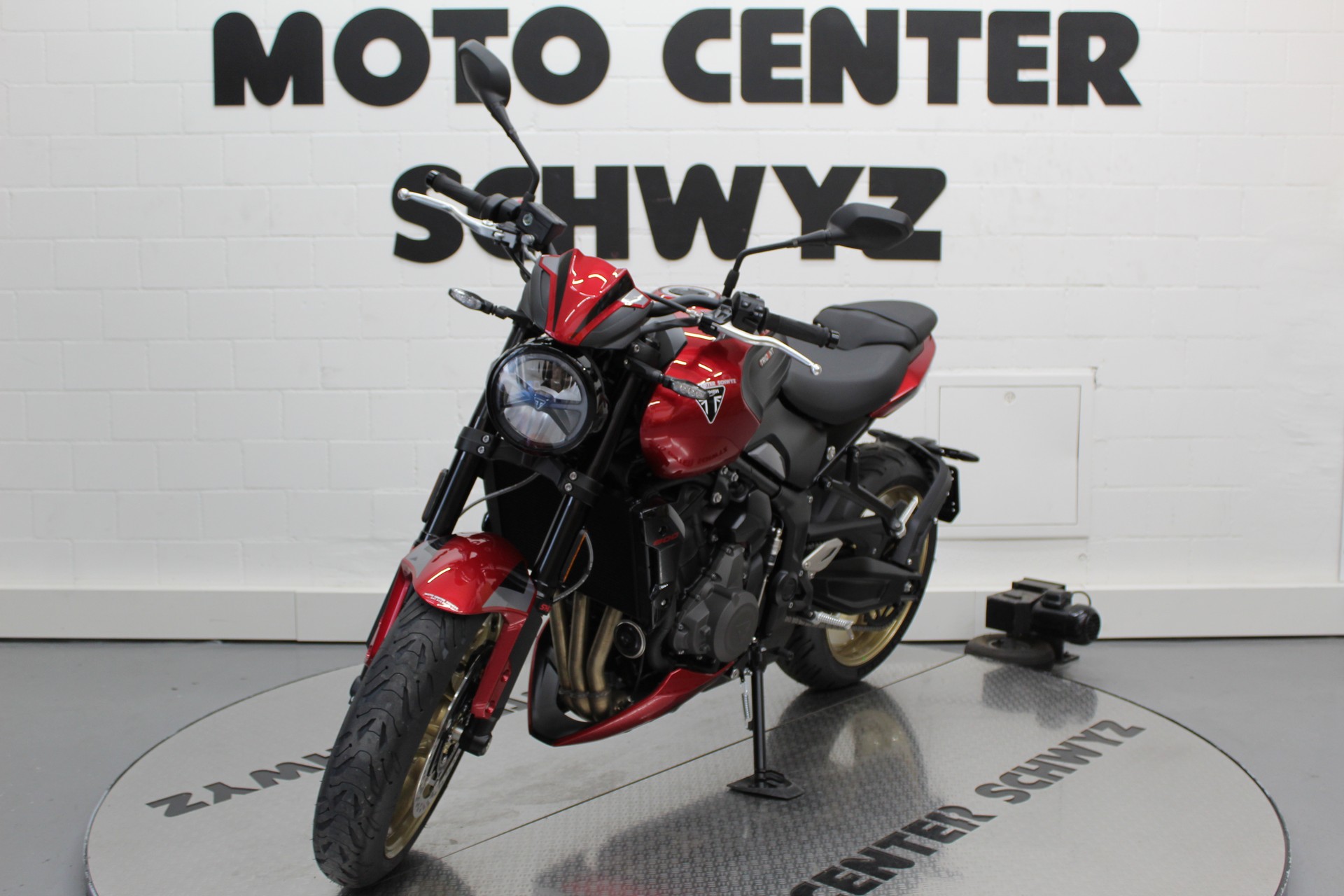 TRIUMPH Trident 800-showroom-element-3