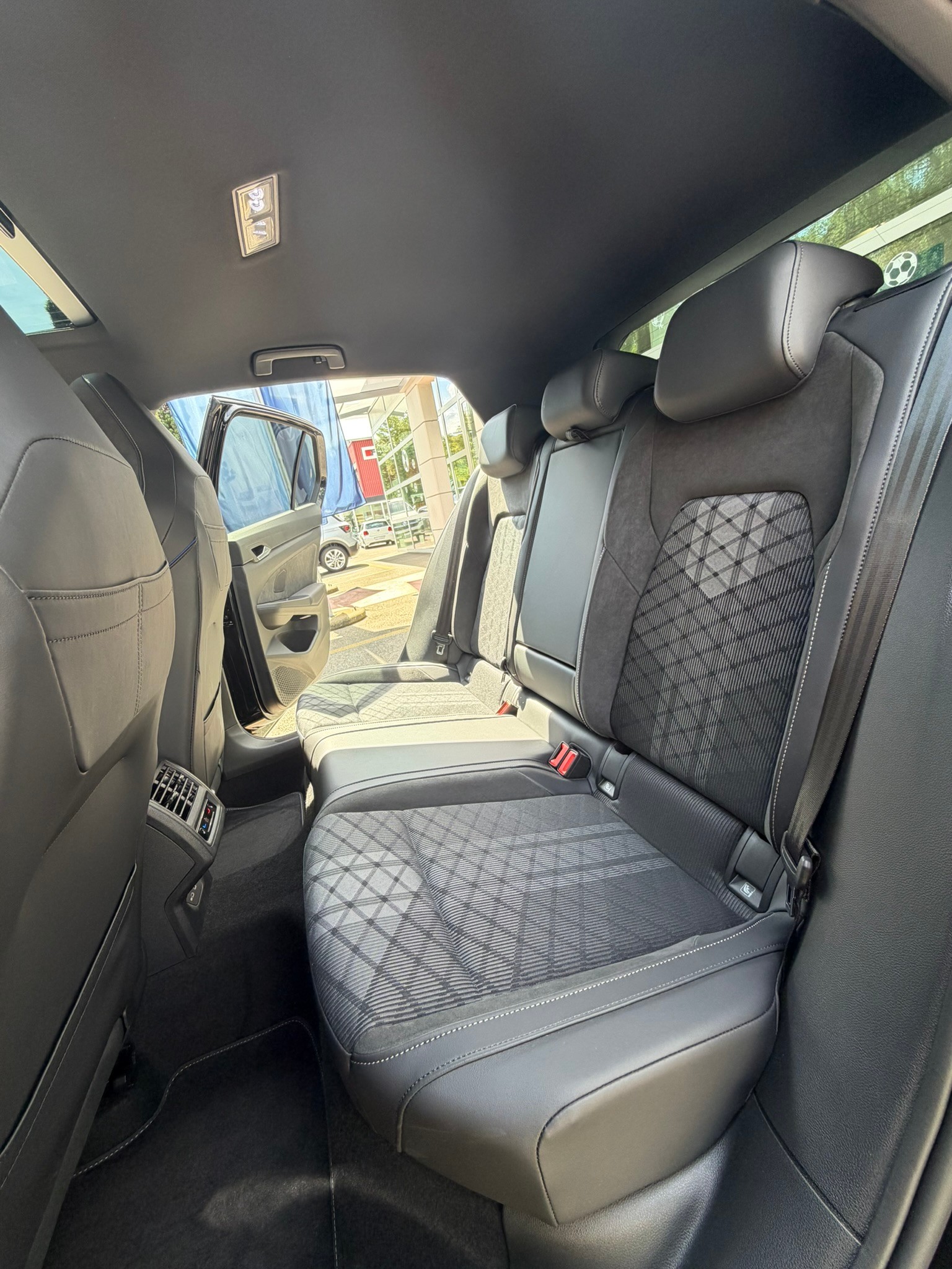 VW Golf 2.0 TSI R-Line DSG 4 Motion-image-12