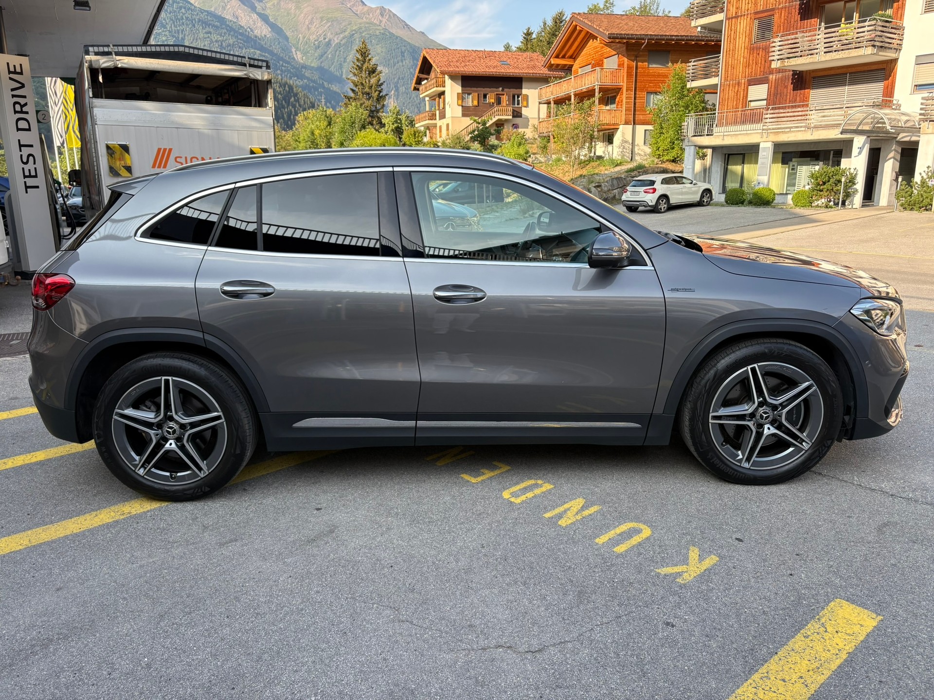 MERCEDES-BENZ GLA 250 AMG Line 4Matic-showroom-element-3
