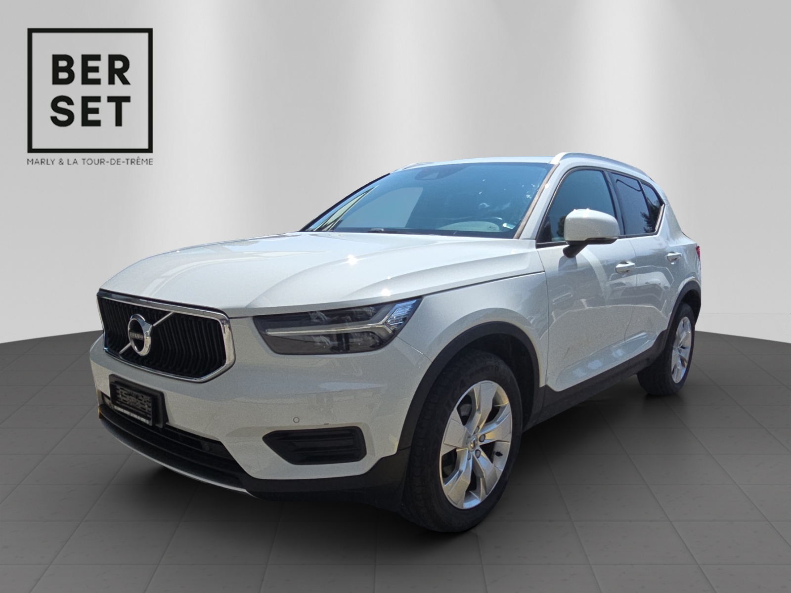 VOLVO XC40 1.5 T3 Momentum-image-0
